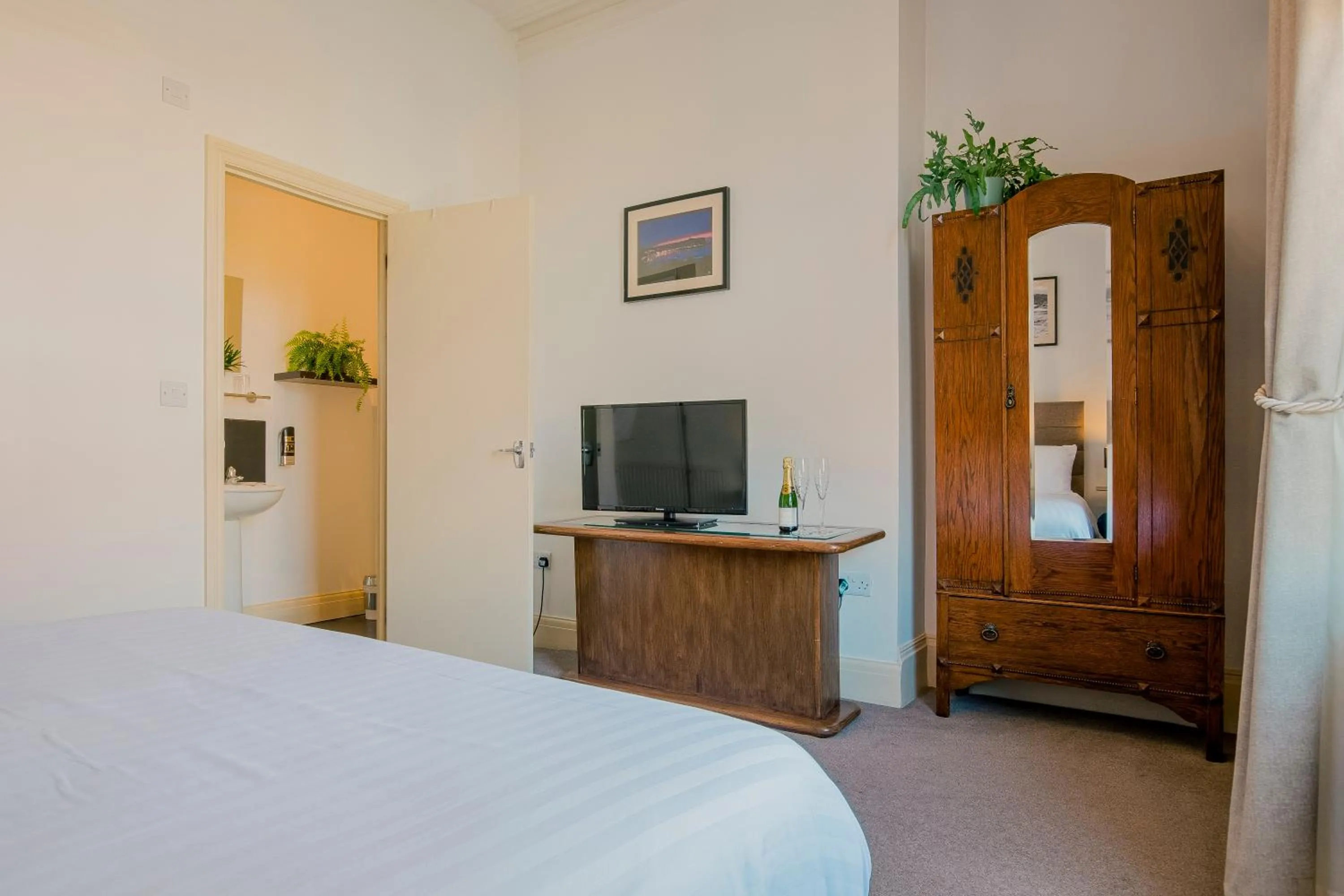 Photo of the whole room, Bed in Rowntree Lodge