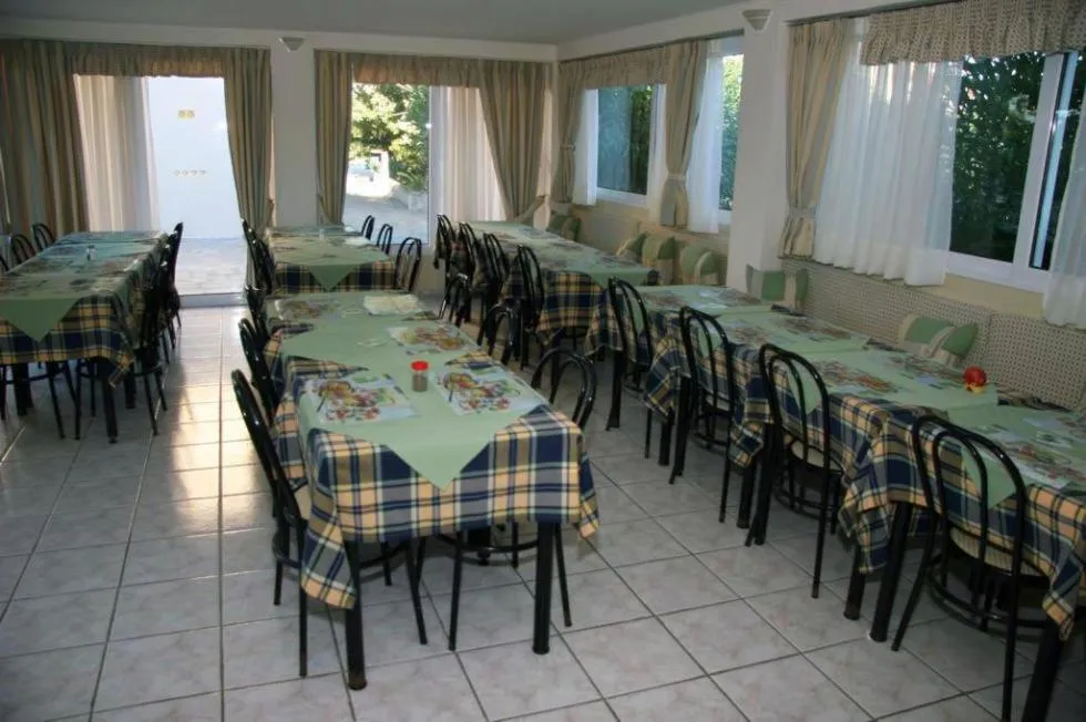 Restaurant/places to eat in Daniel Hotel