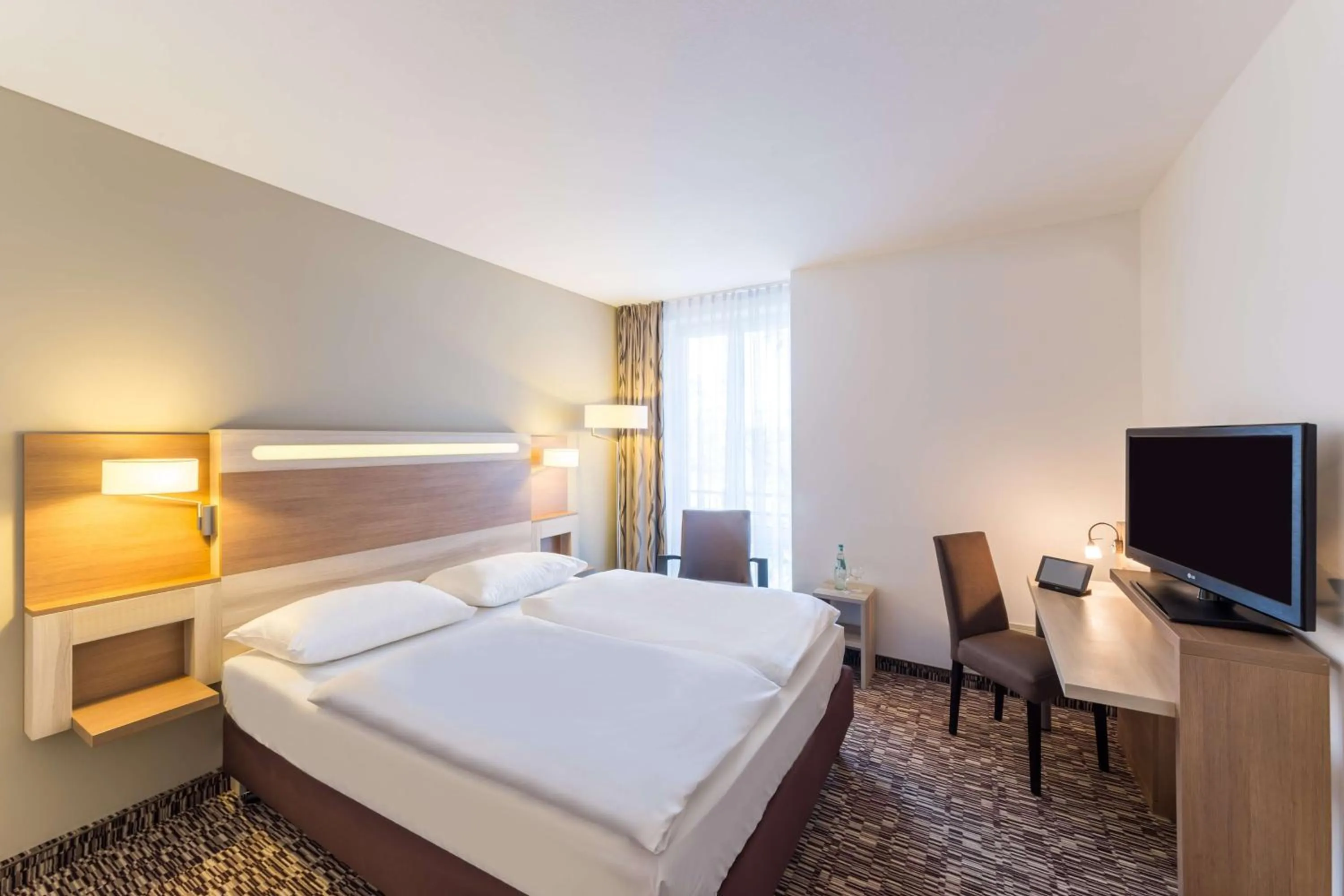 Photo of the whole room, Bed in Park Inn by Radisson Göttingen