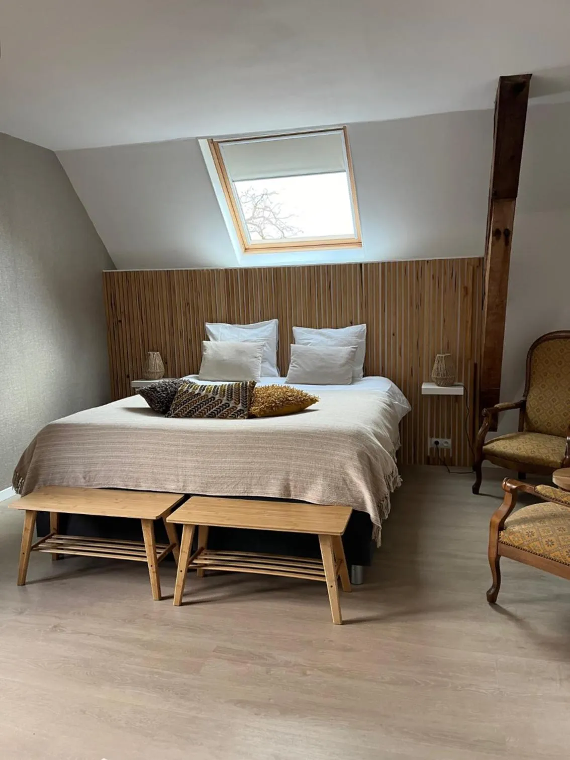 Seating area, Bed in La Maison du Chevalier - Chambres et tables d'hôtes - adults only