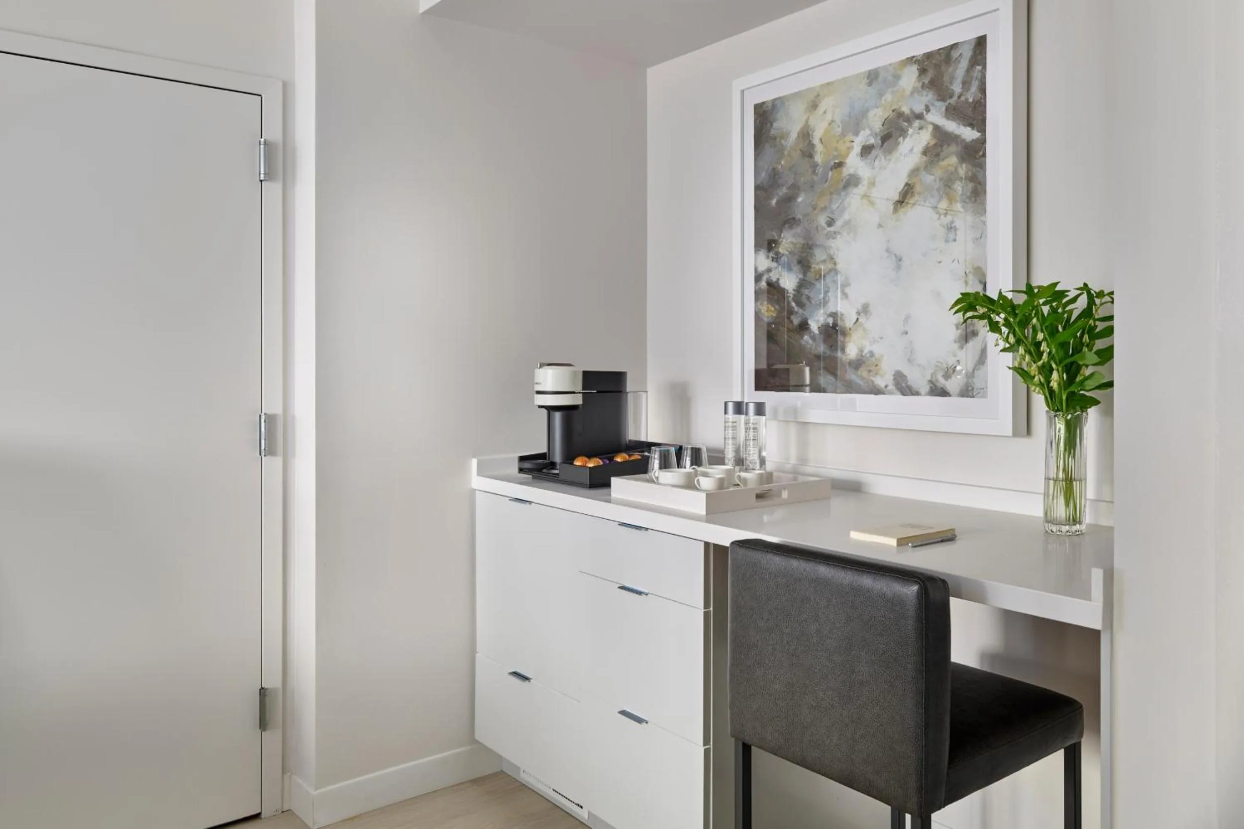 Coffee/tea facilities in Hotel AKA Washington Circle