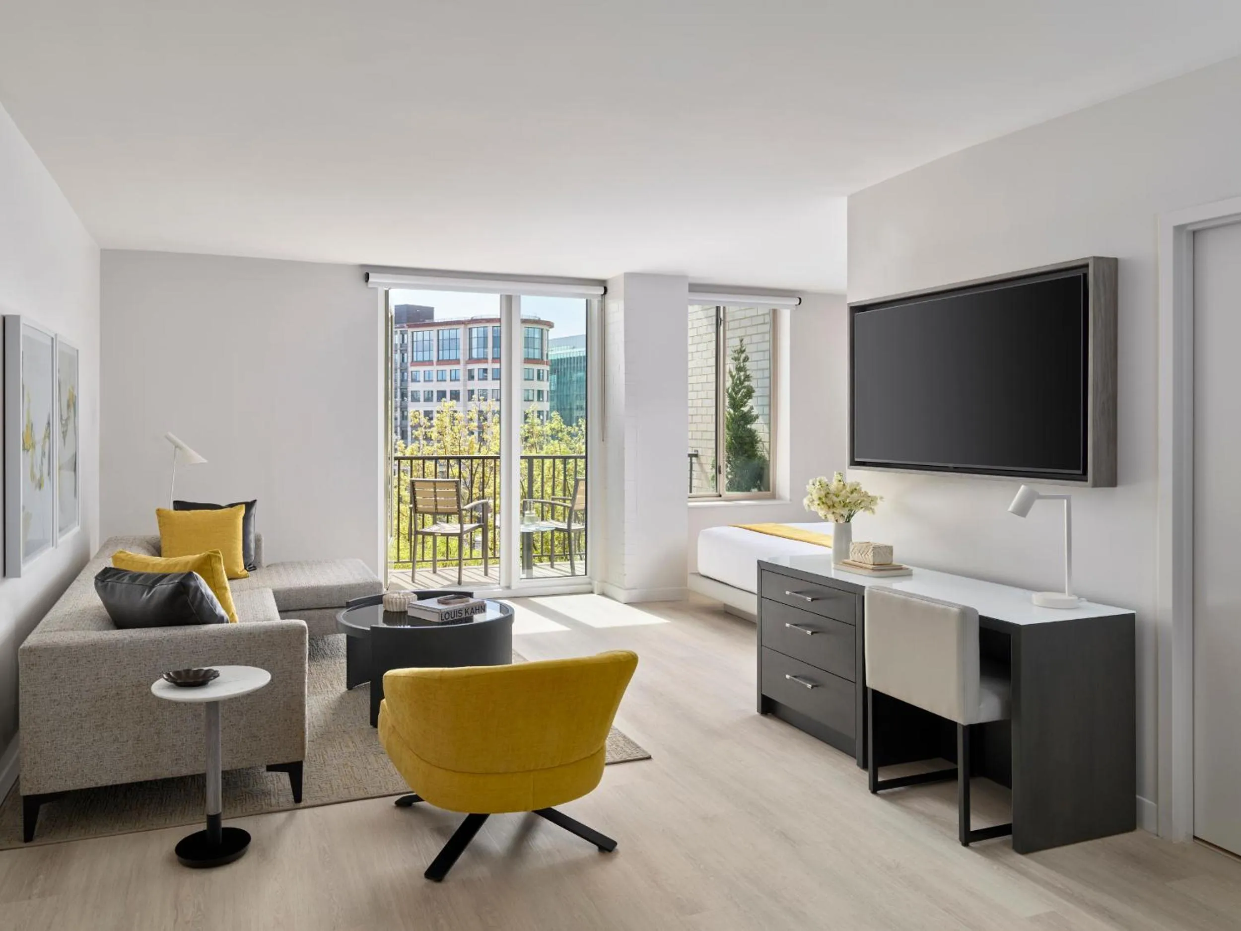 TV and multimedia in Hotel AKA Washington Circle