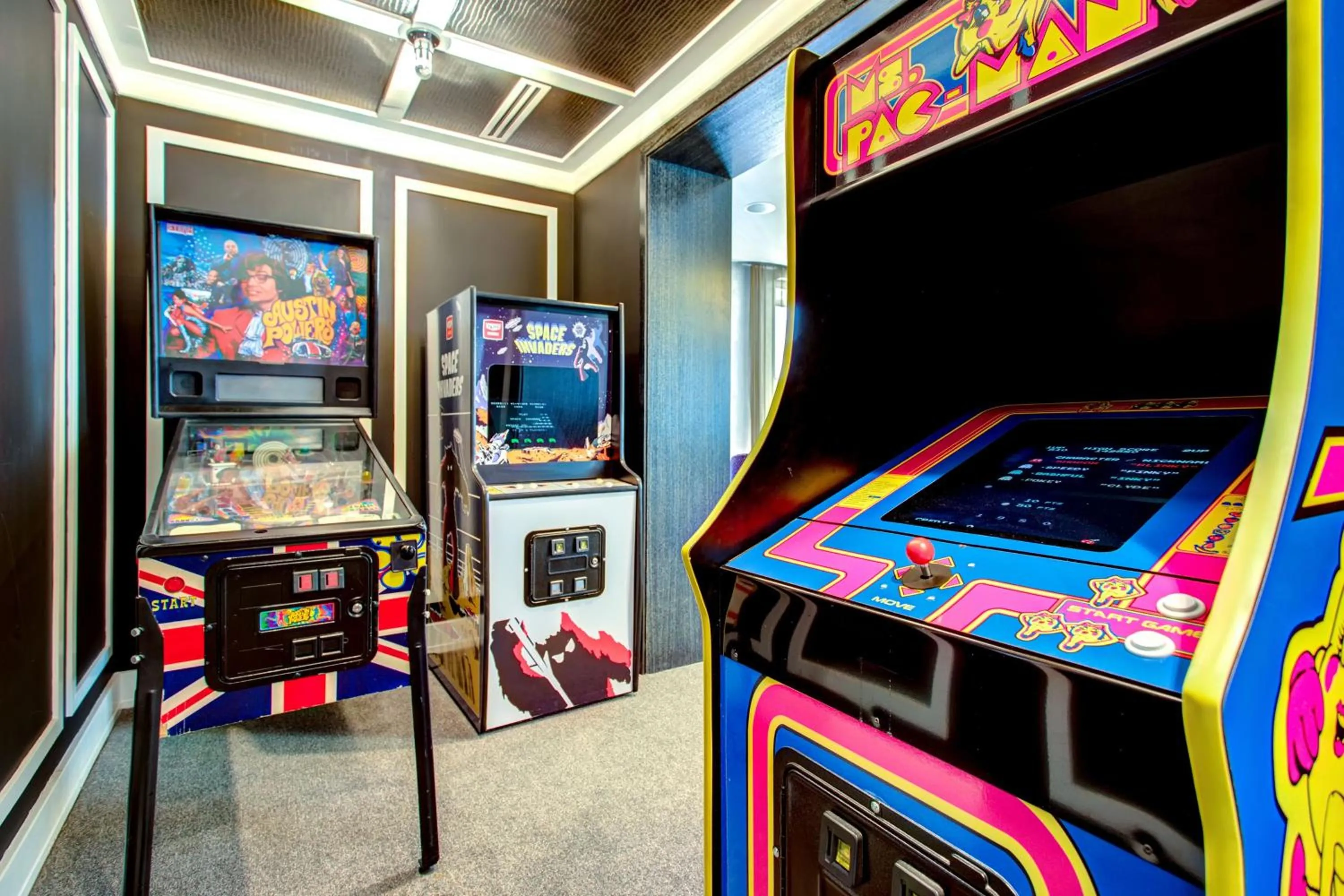 Living room in THE MIDLAND HOTEL, Chicago, a Tribute Portfolio Hotel