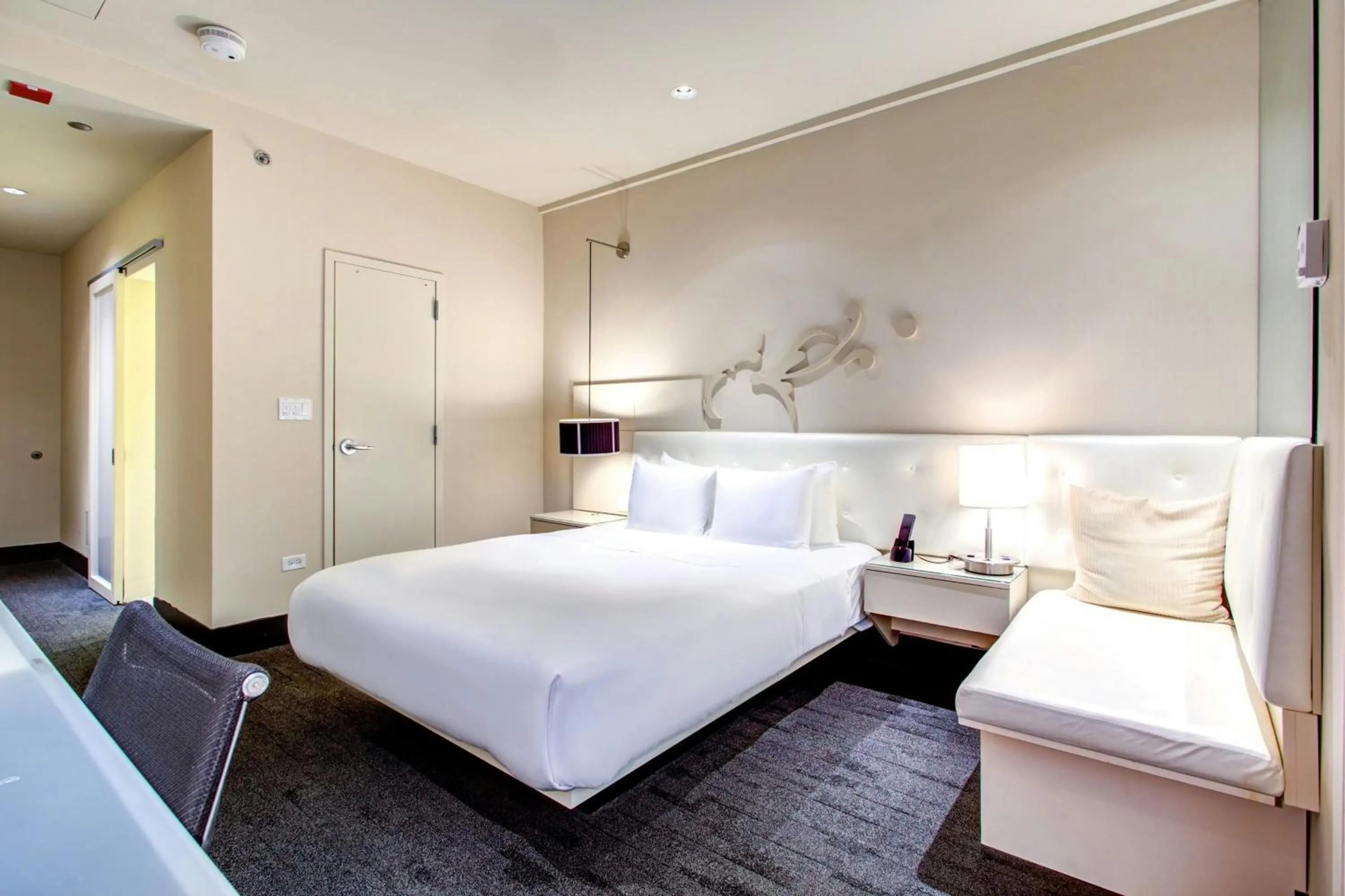 Photo of the whole room, Bed in THE MIDLAND HOTEL, Chicago, a Tribute Portfolio Hotel