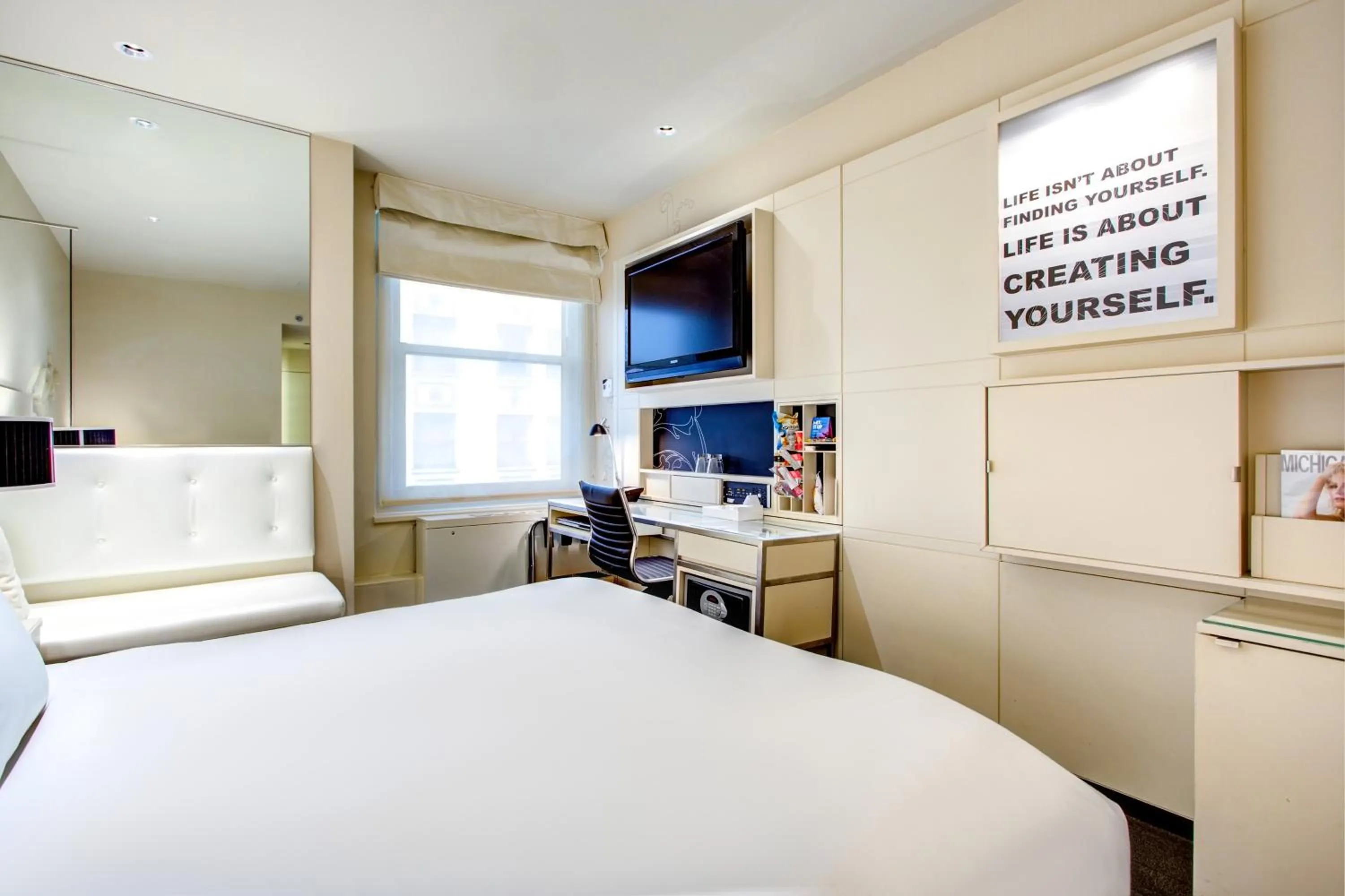 Photo of the whole room, Bed in THE MIDLAND HOTEL, Chicago, a Tribute Portfolio Hotel