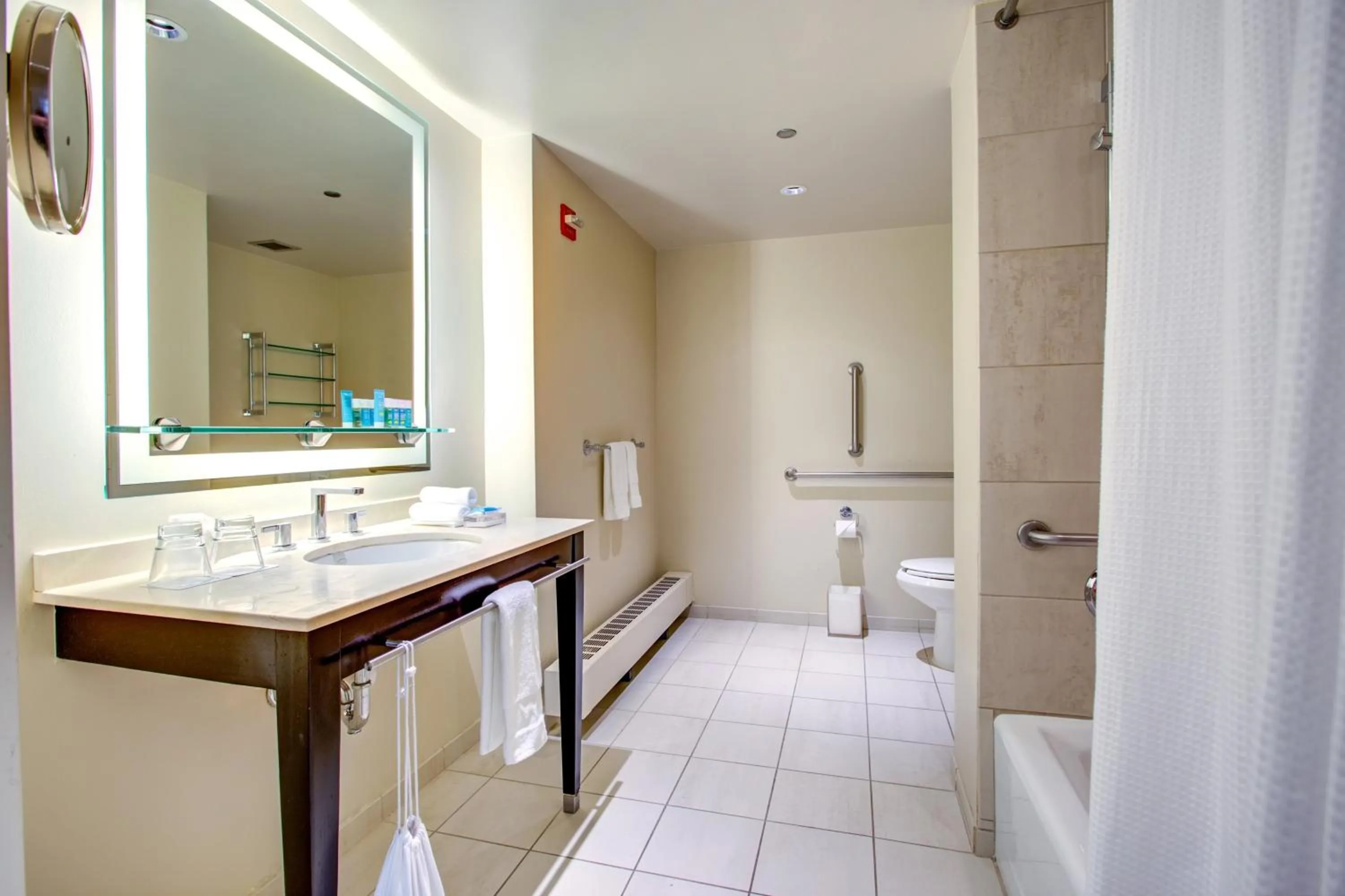 Bathroom in THE MIDLAND HOTEL, Chicago, a Tribute Portfolio Hotel