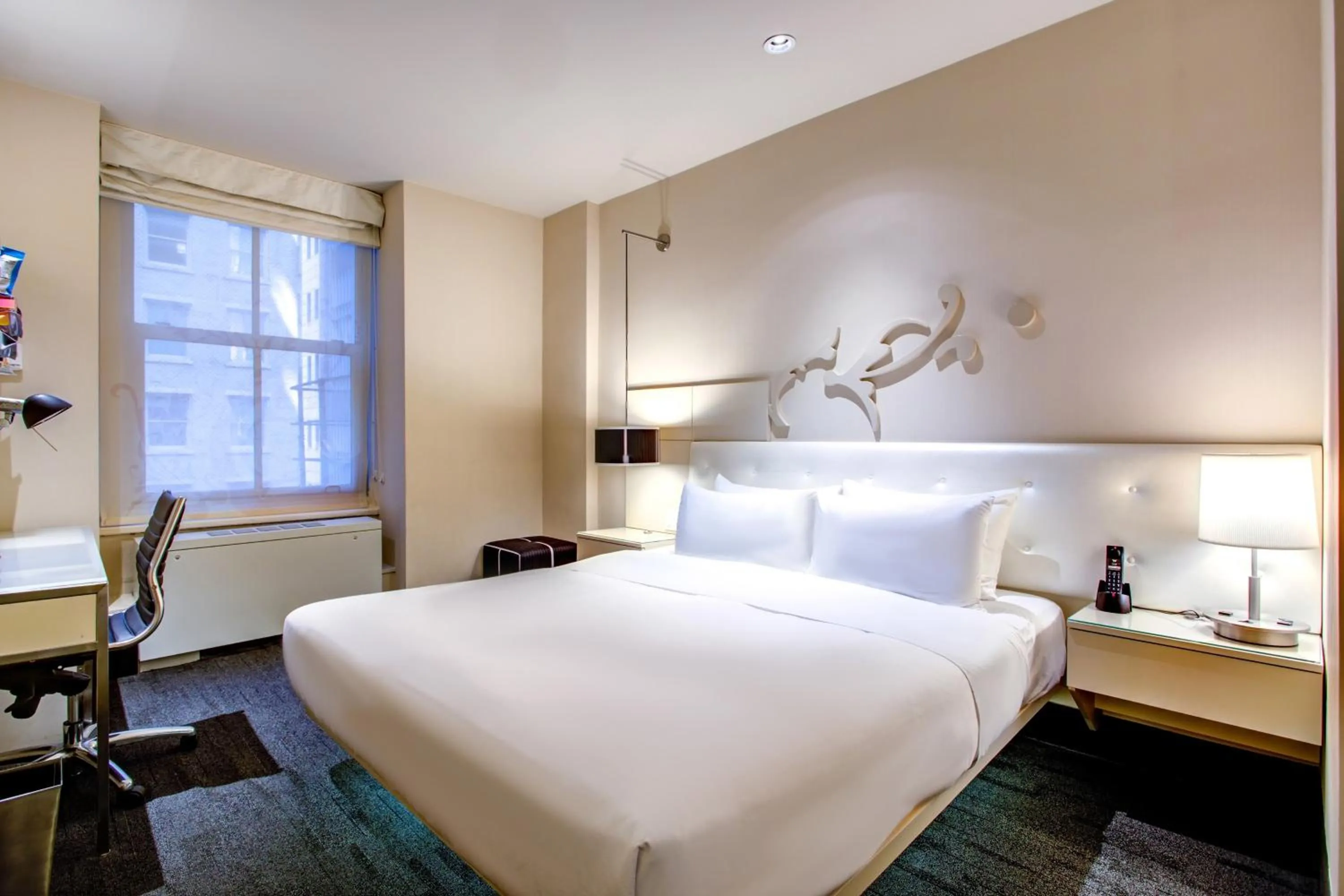 Photo of the whole room, Bed in THE MIDLAND HOTEL, Chicago, a Tribute Portfolio Hotel