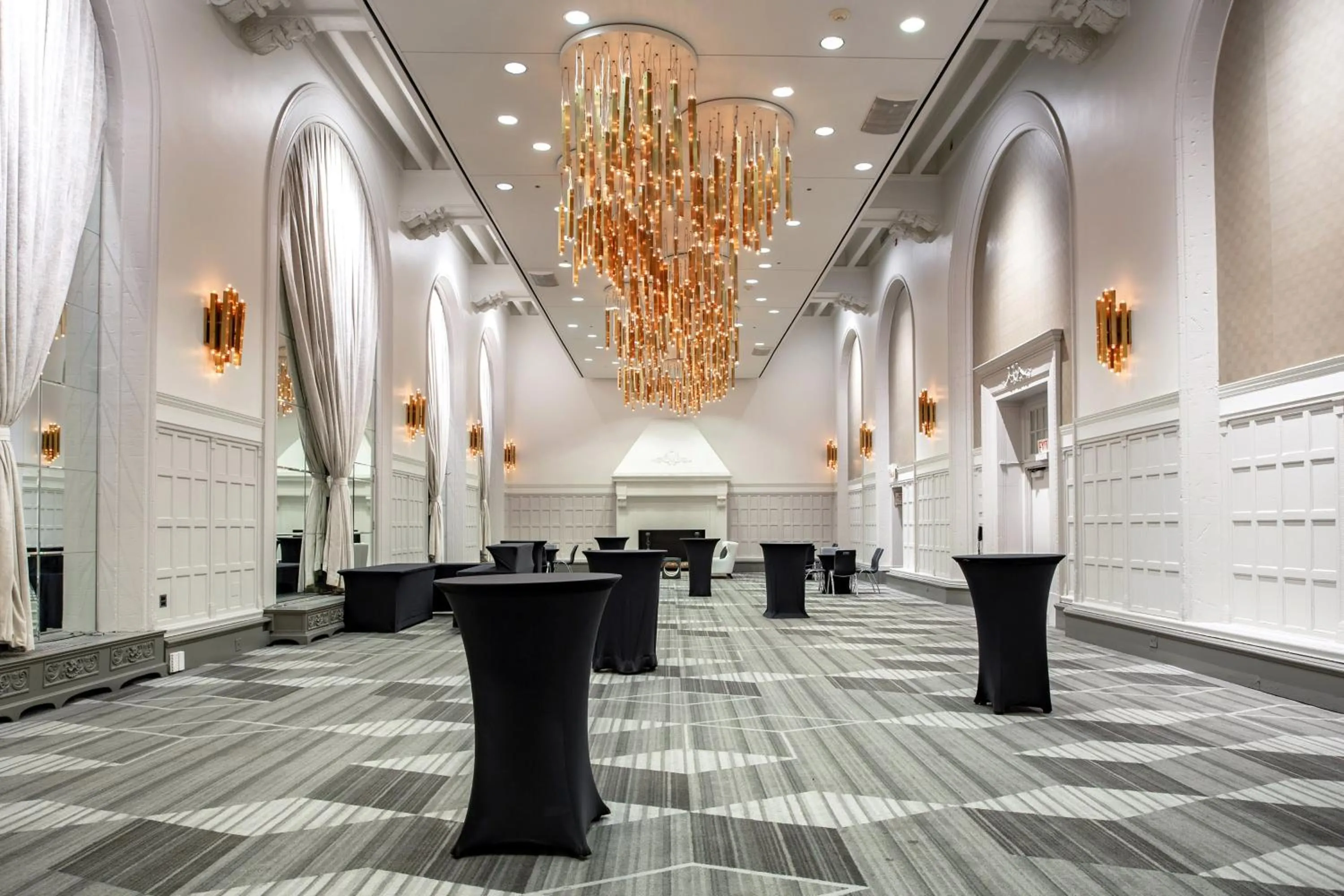 Lounge or bar in THE MIDLAND HOTEL, Chicago, a Tribute Portfolio Hotel