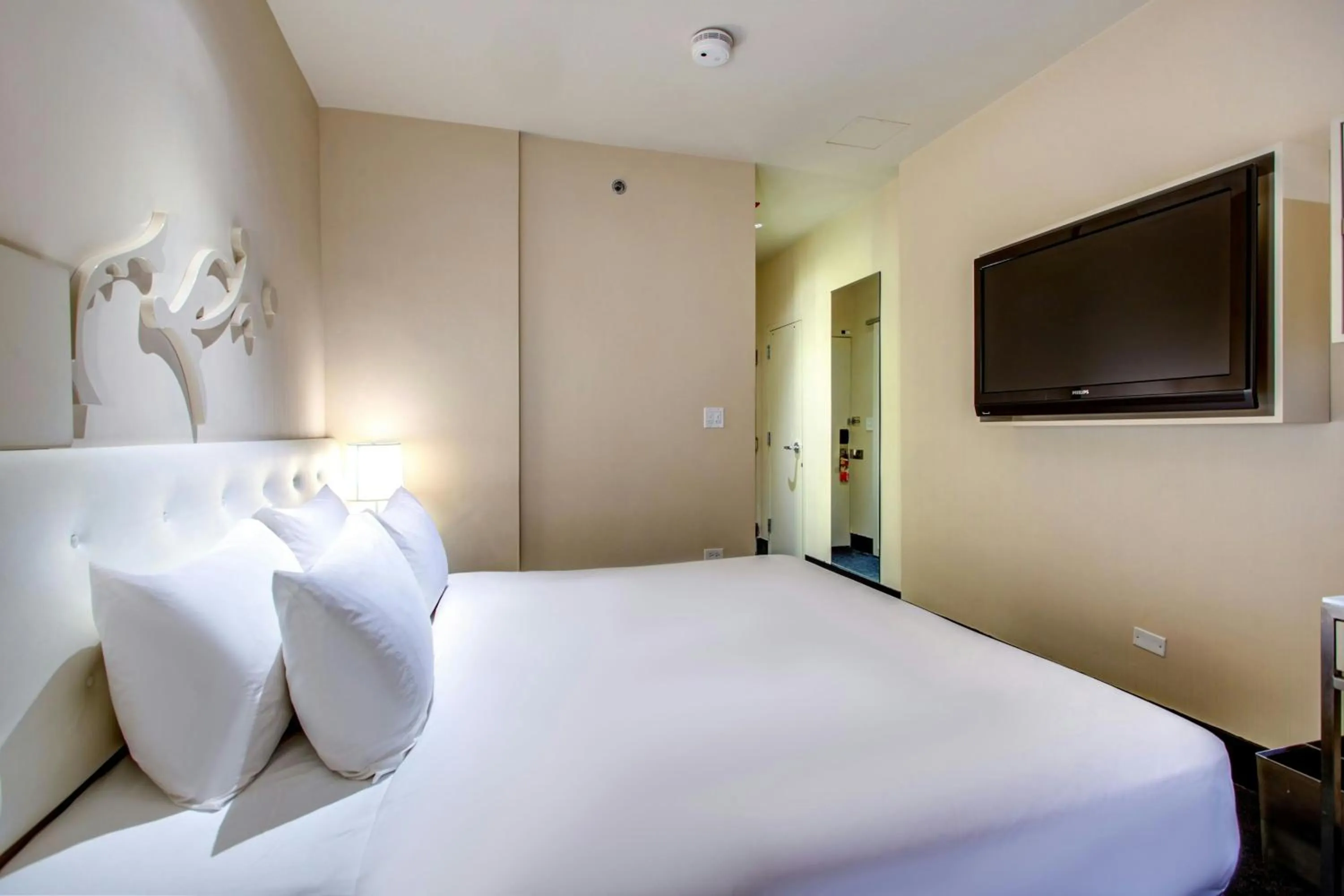 Photo of the whole room, Bed in THE MIDLAND HOTEL, Chicago, a Tribute Portfolio Hotel