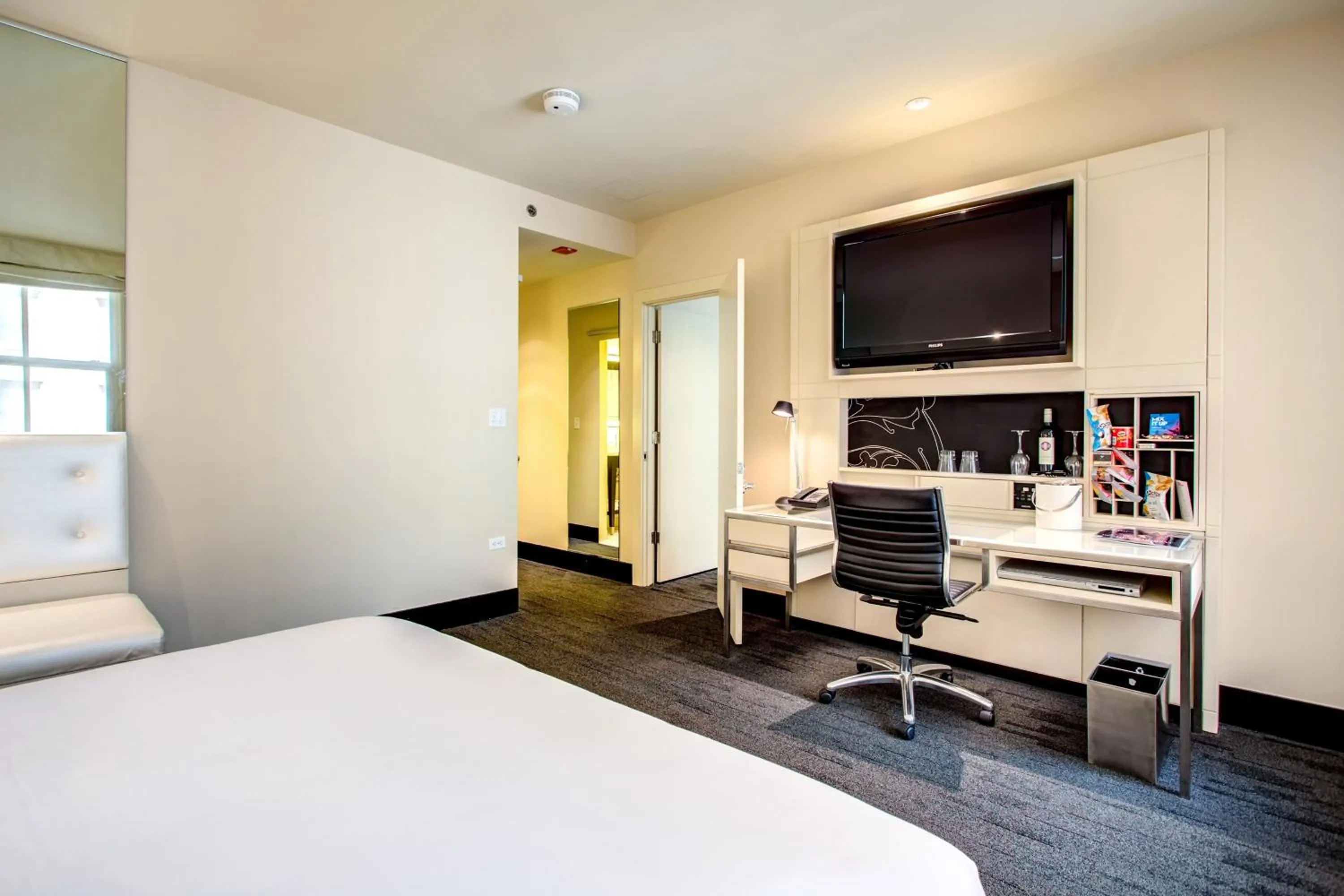 Photo of the whole room, Bed in THE MIDLAND HOTEL, Chicago, a Tribute Portfolio Hotel