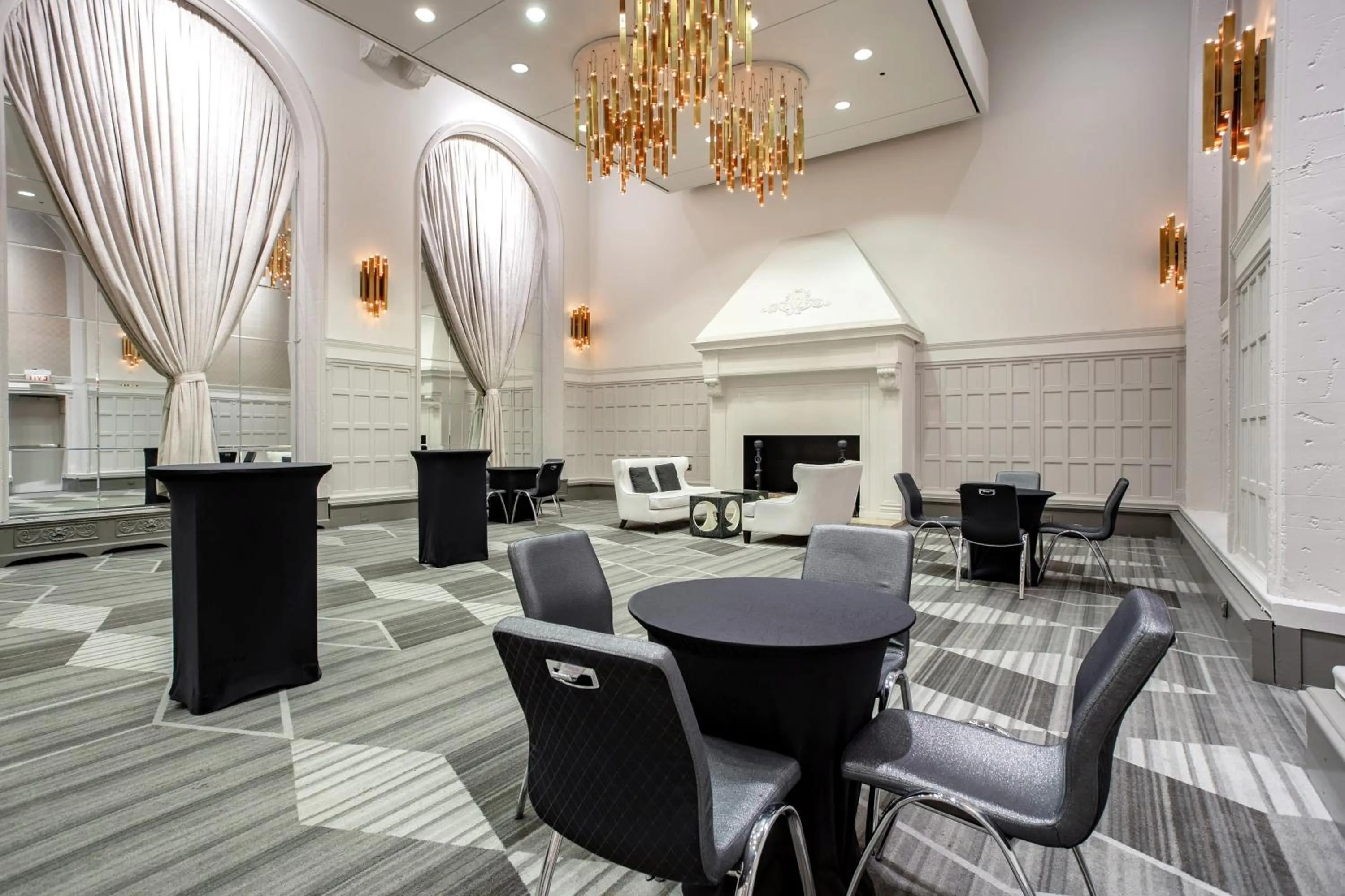 Lounge or bar in THE MIDLAND HOTEL, Chicago, a Tribute Portfolio Hotel