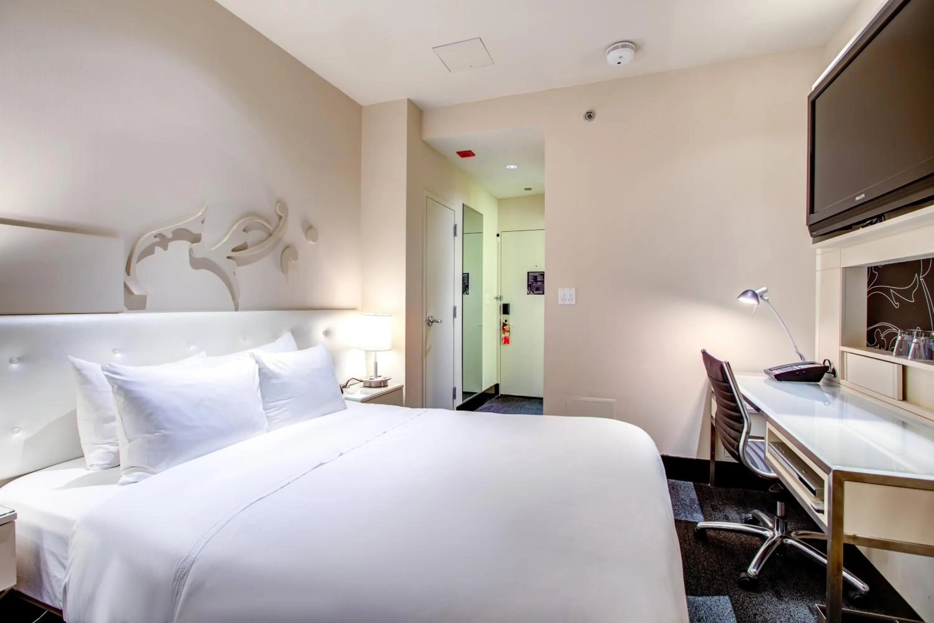 Photo of the whole room, Bed in THE MIDLAND HOTEL, Chicago, a Tribute Portfolio Hotel