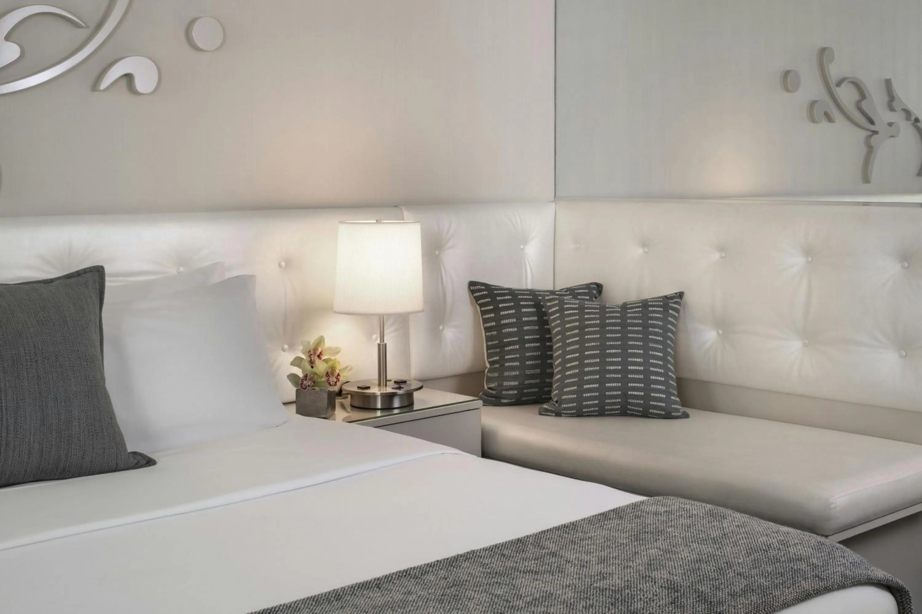 Photo of the whole room, Bed in THE MIDLAND HOTEL, Chicago, a Tribute Portfolio Hotel