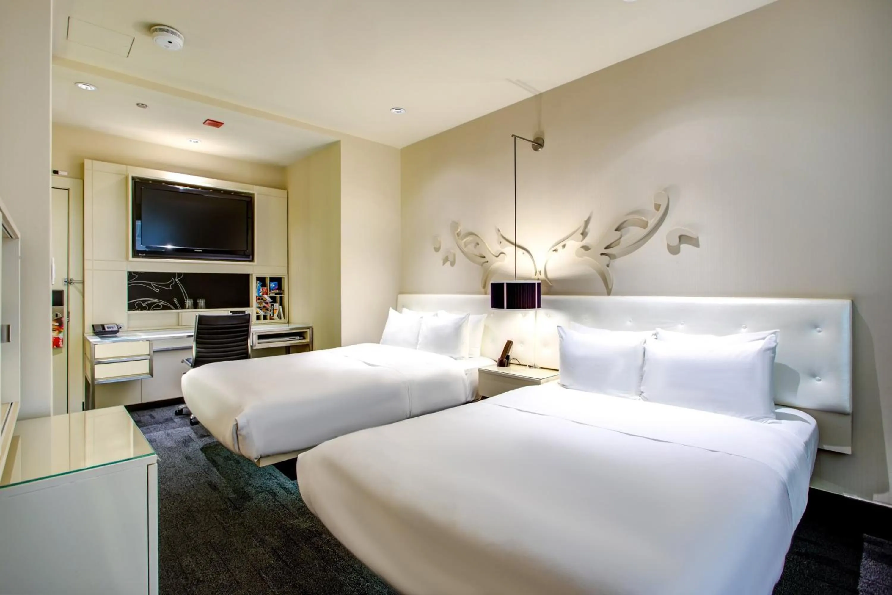 Photo of the whole room, Bed in THE MIDLAND HOTEL, Chicago, a Tribute Portfolio Hotel