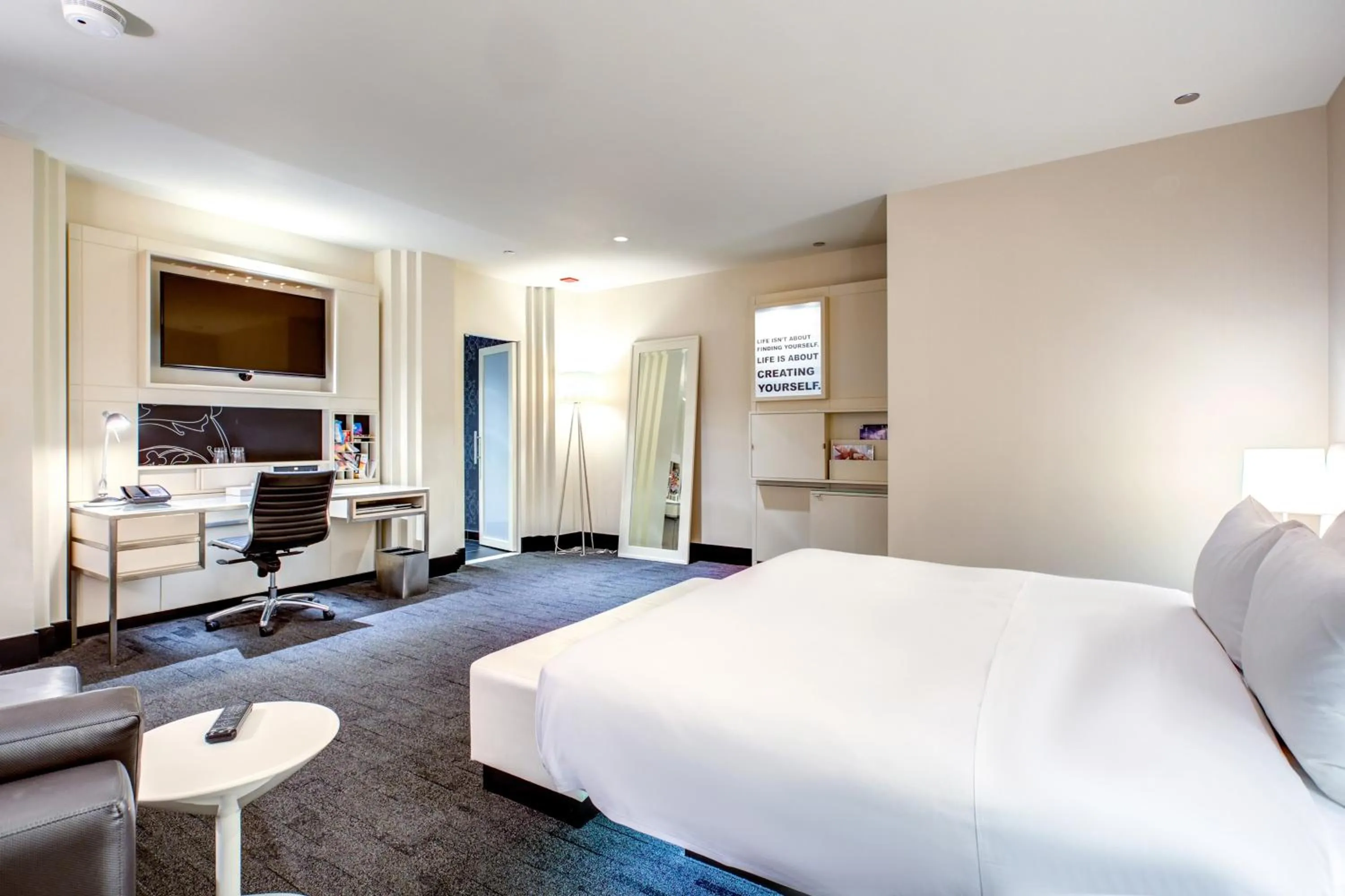 Photo of the whole room, Bed in THE MIDLAND HOTEL, Chicago, a Tribute Portfolio Hotel