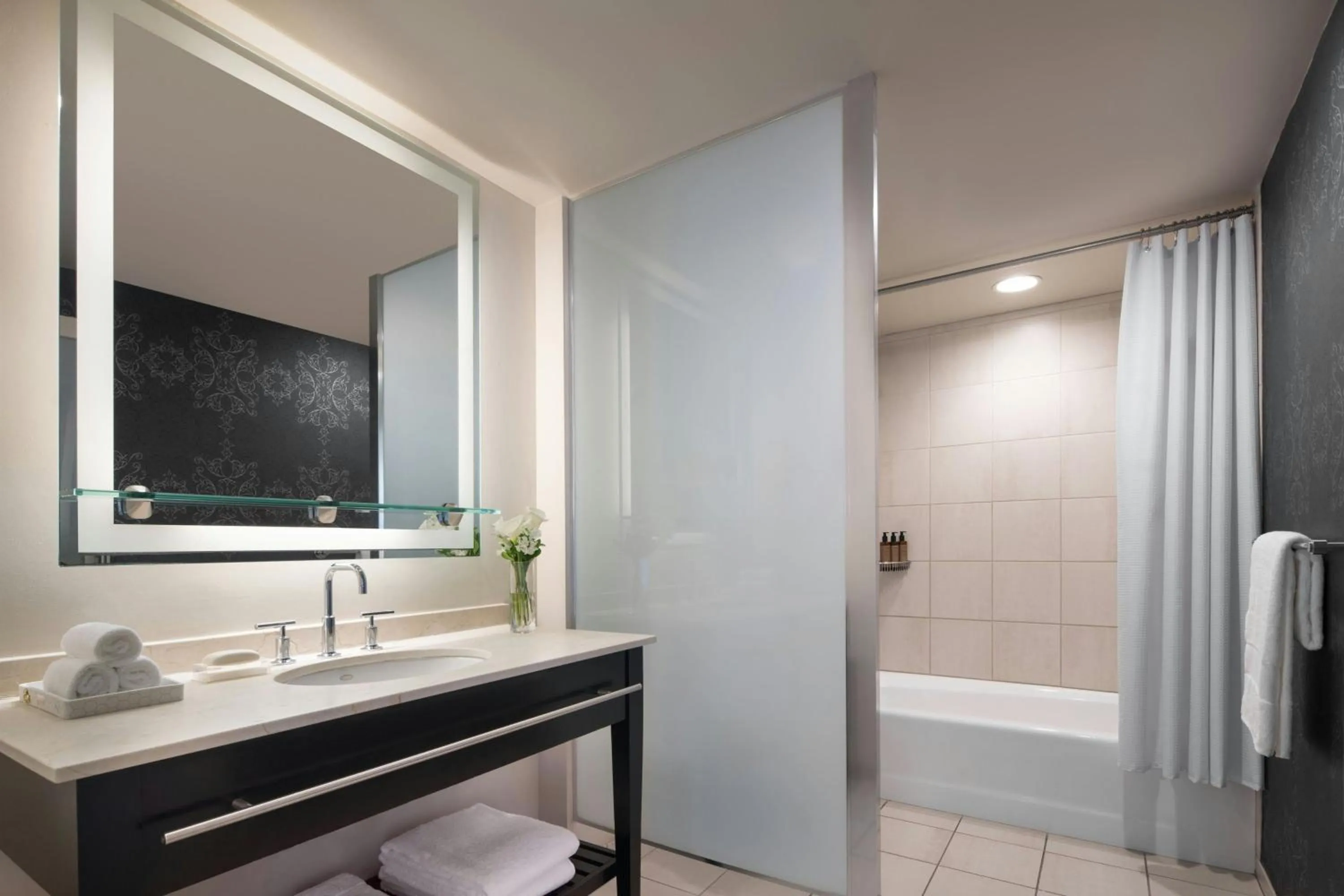 Photo of the whole room in THE MIDLAND HOTEL, Chicago, a Tribute Portfolio Hotel