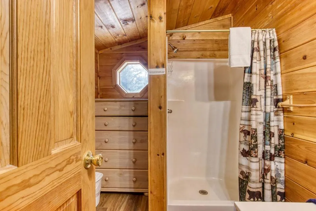 Sugar Bear Lodge, Hot Tub, WIFI, 560 FREE tickets each paid day