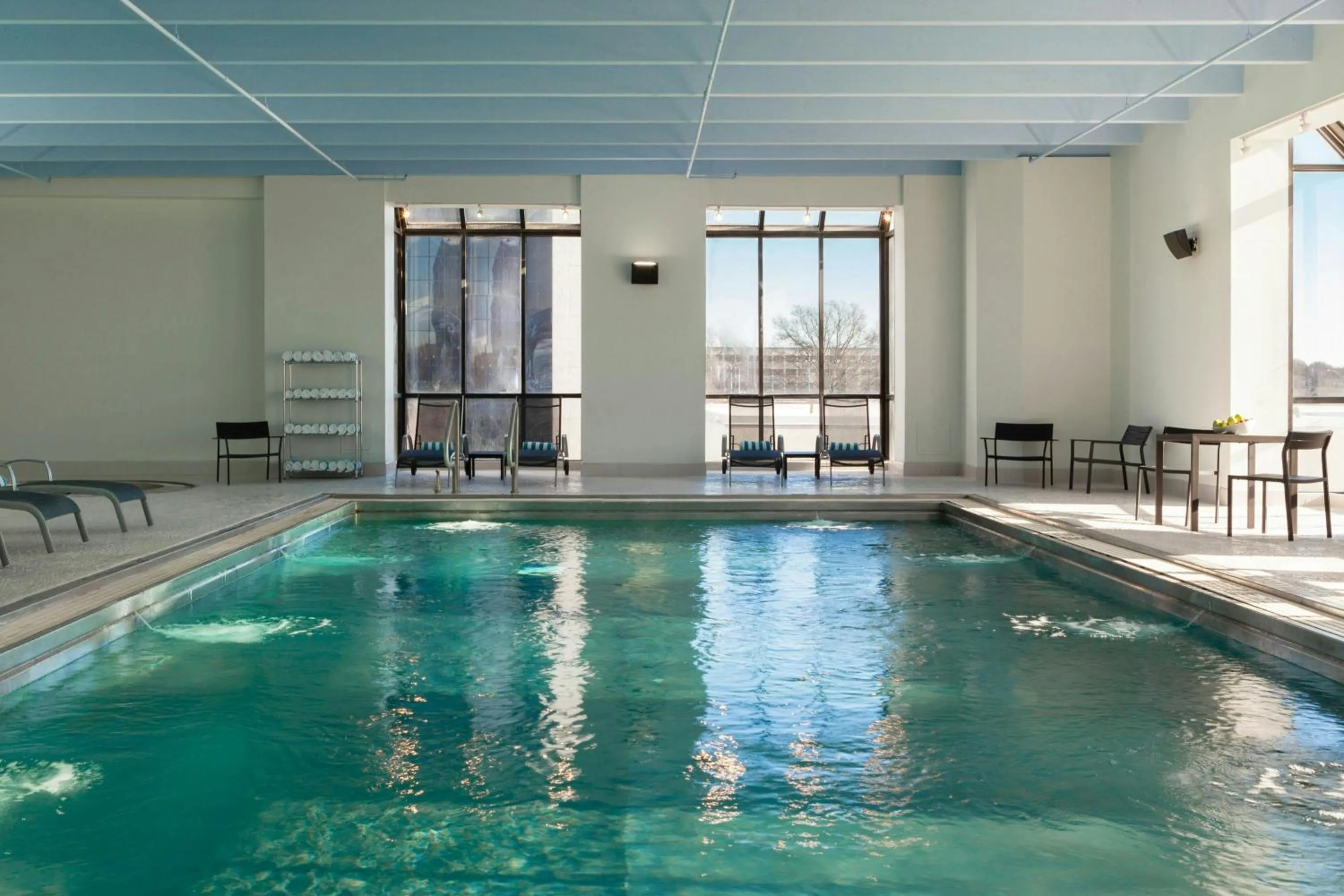Swimming pool in Sheraton Charlotte Hotel