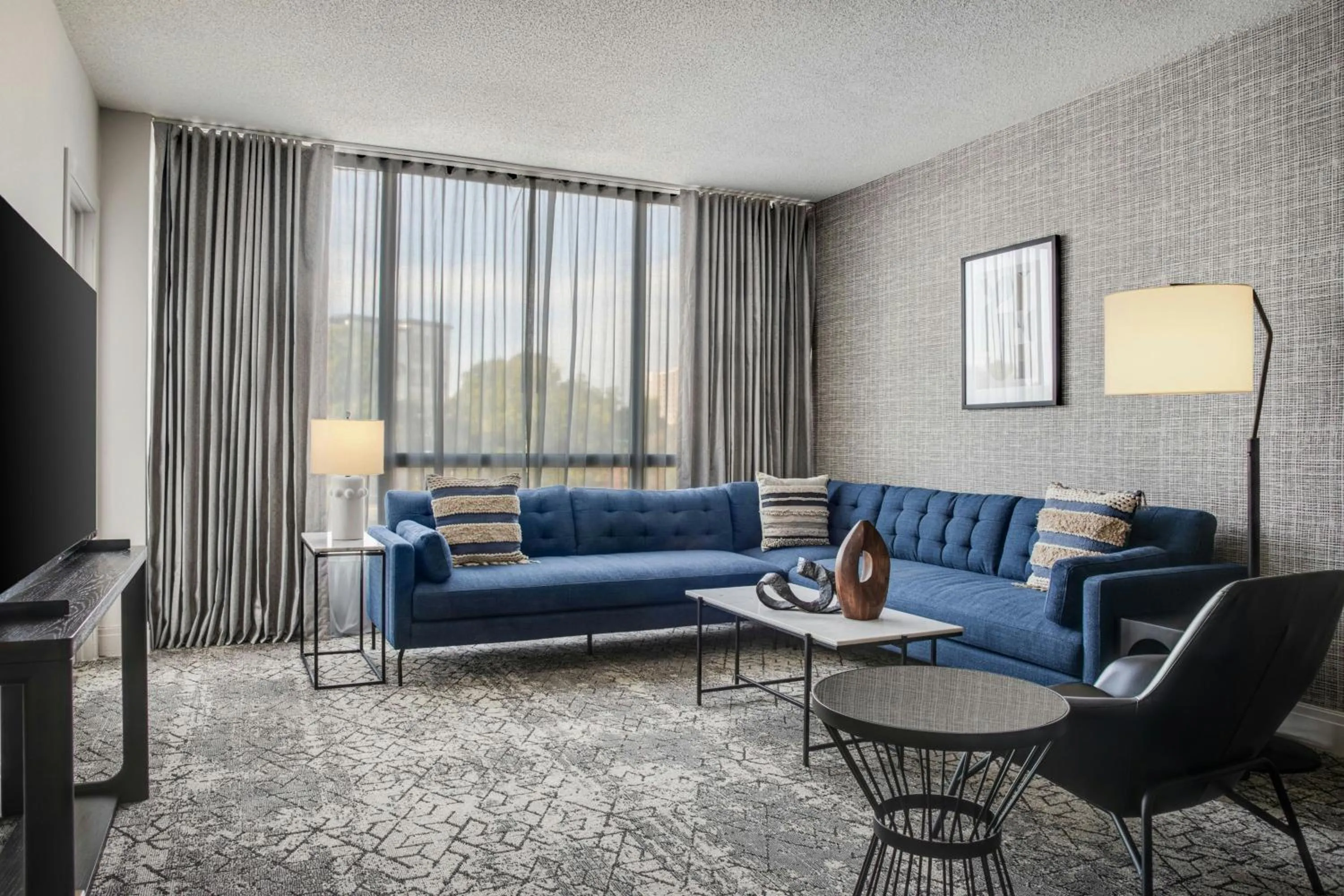 Living room in Sheraton Charlotte Hotel