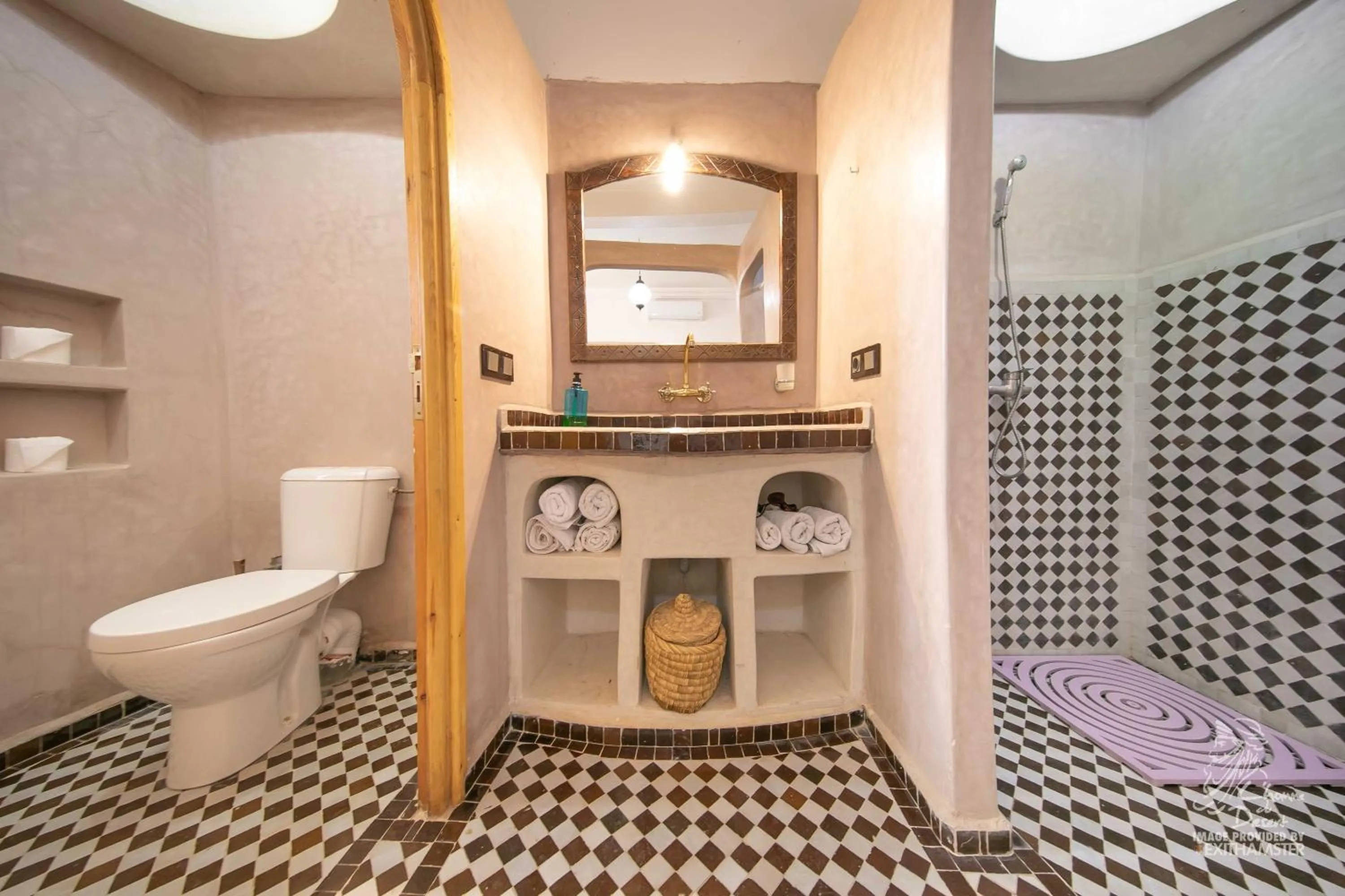 Shower in L'homme Du Désert A Merzouga