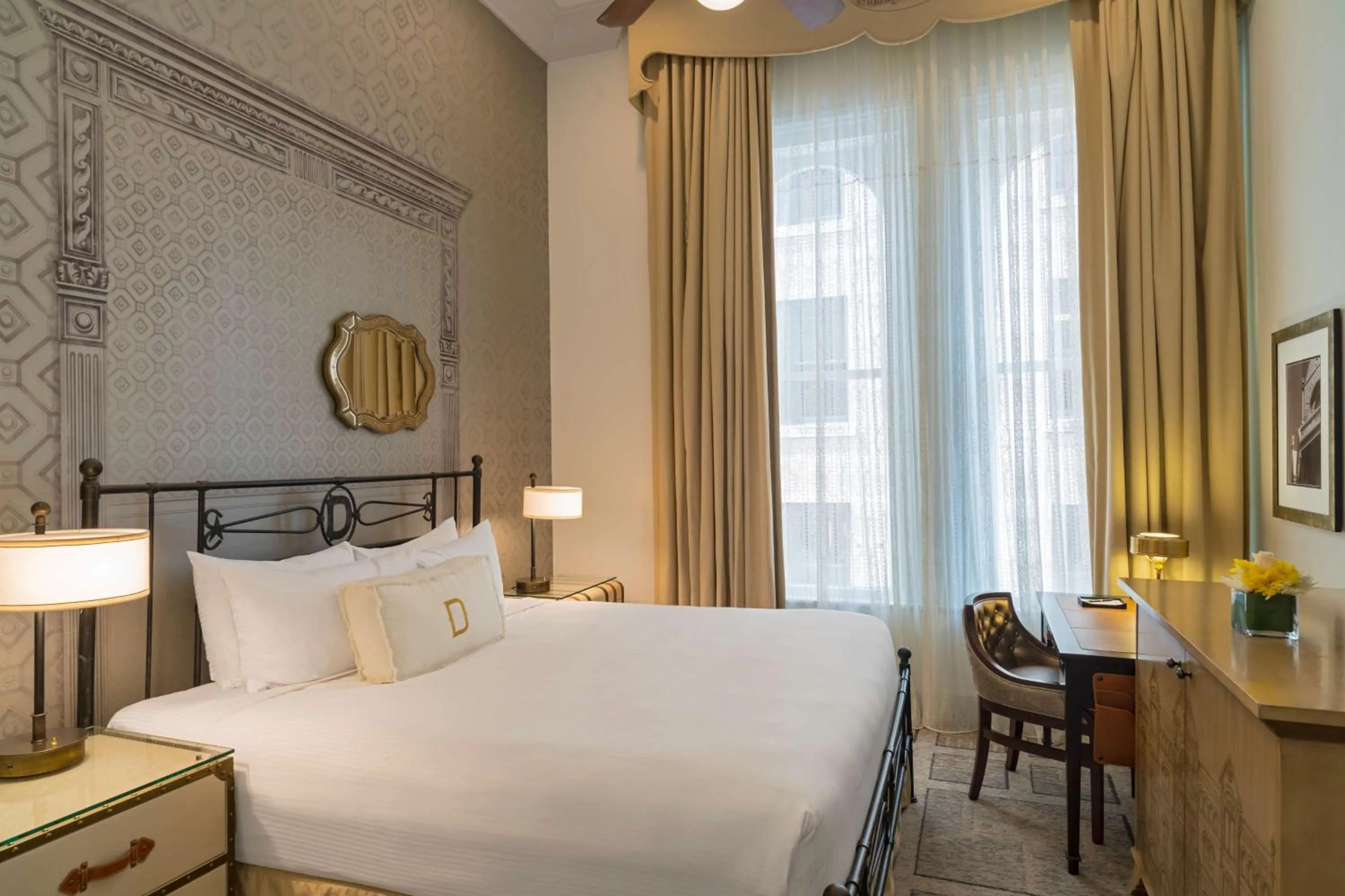 Photo of the whole room, Bed in The Driskill