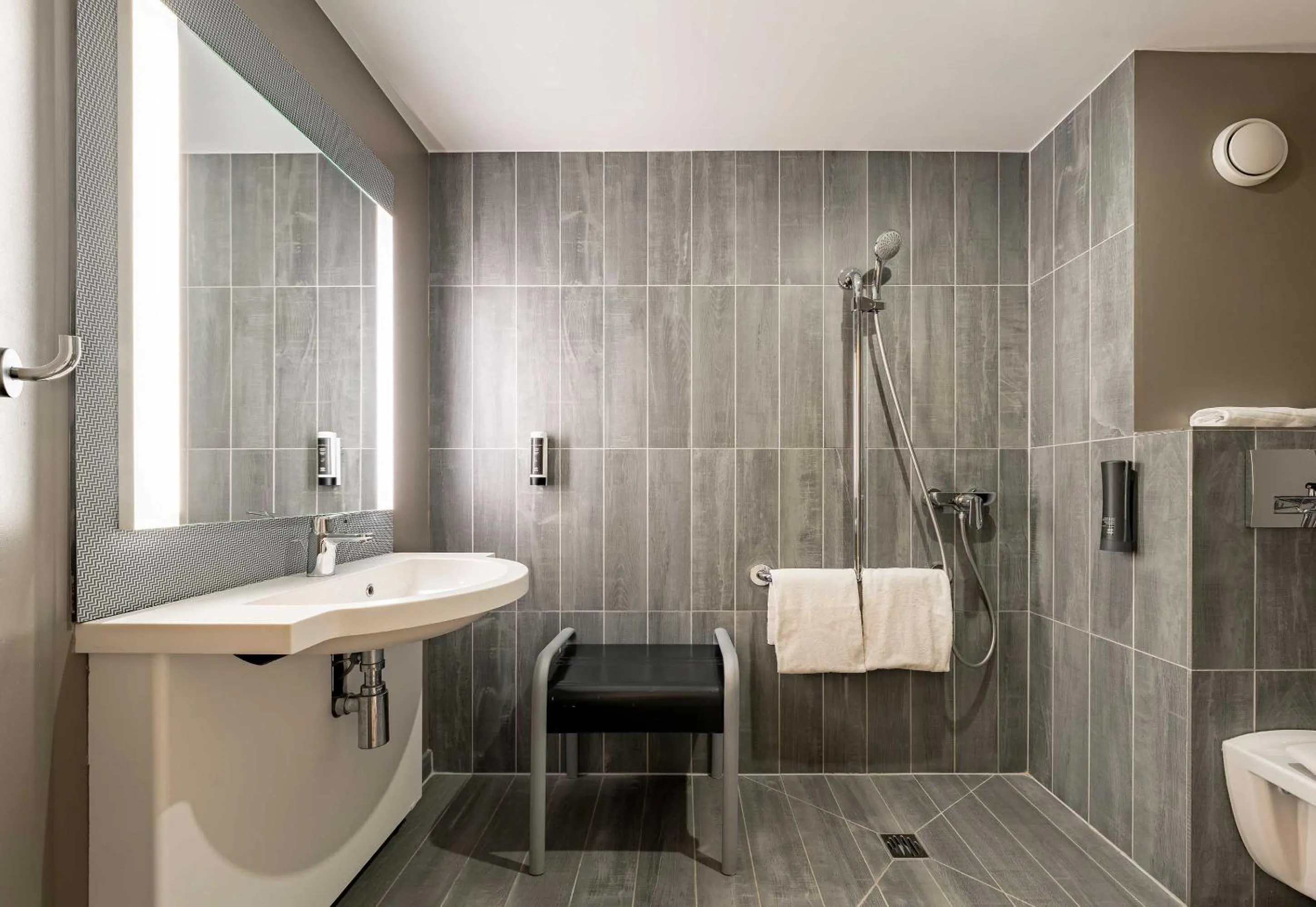 Bathroom in B&B HOTEL Boulogne-sur-Mer Centre Les Ports