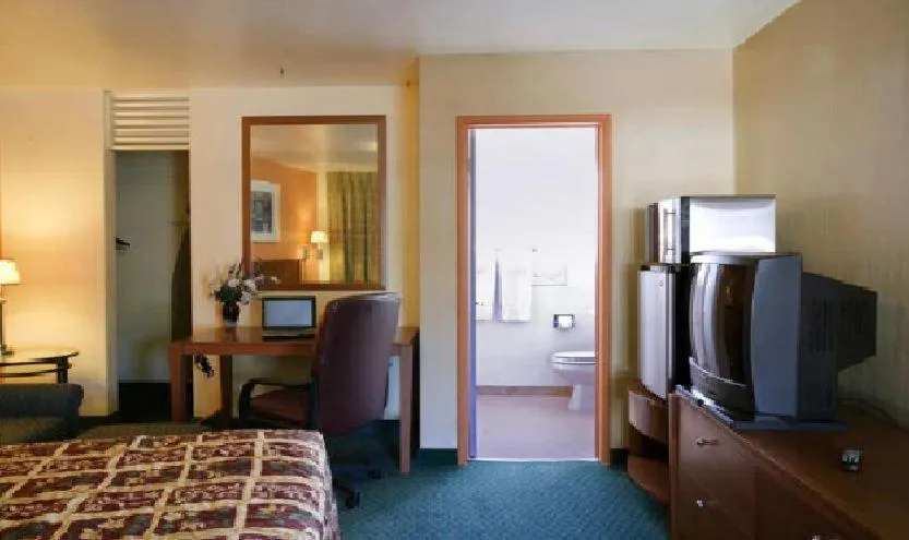 Bed in Americas Best Value Inn - Livermore