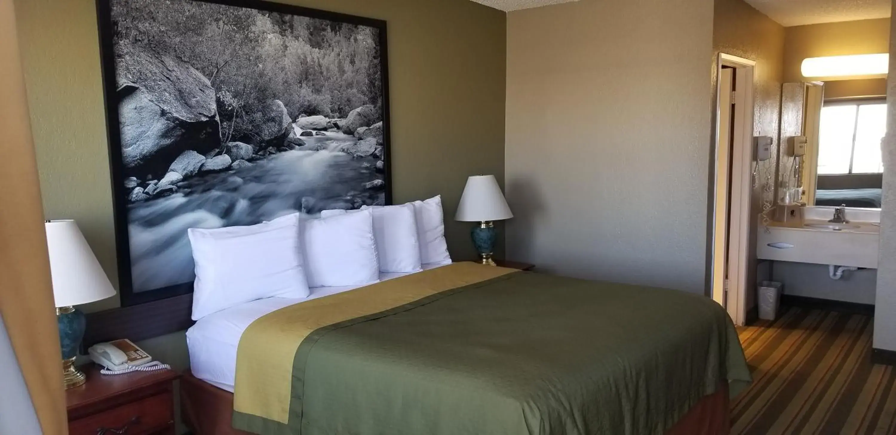 King Room with Mobility/Hearing Impaired Access - Non-Smoking in Super 8 by Wyndham Ridgecrest King Room with Mobility/Hearing Impaired Access - Non-Smoking in Super 8 by Wyndham Ridgecrest