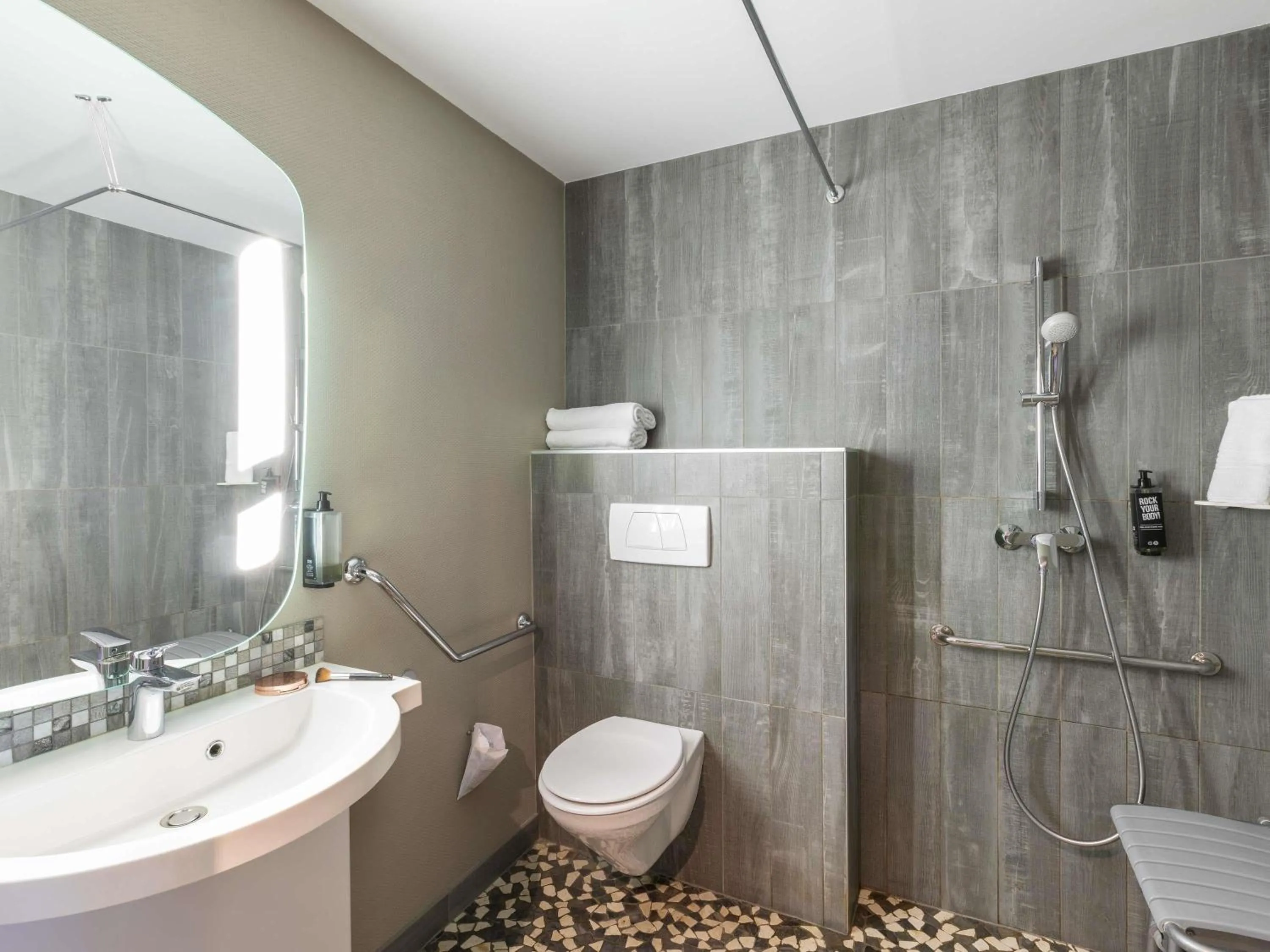 Bedroom in ibis Strasbourg Centre Gare