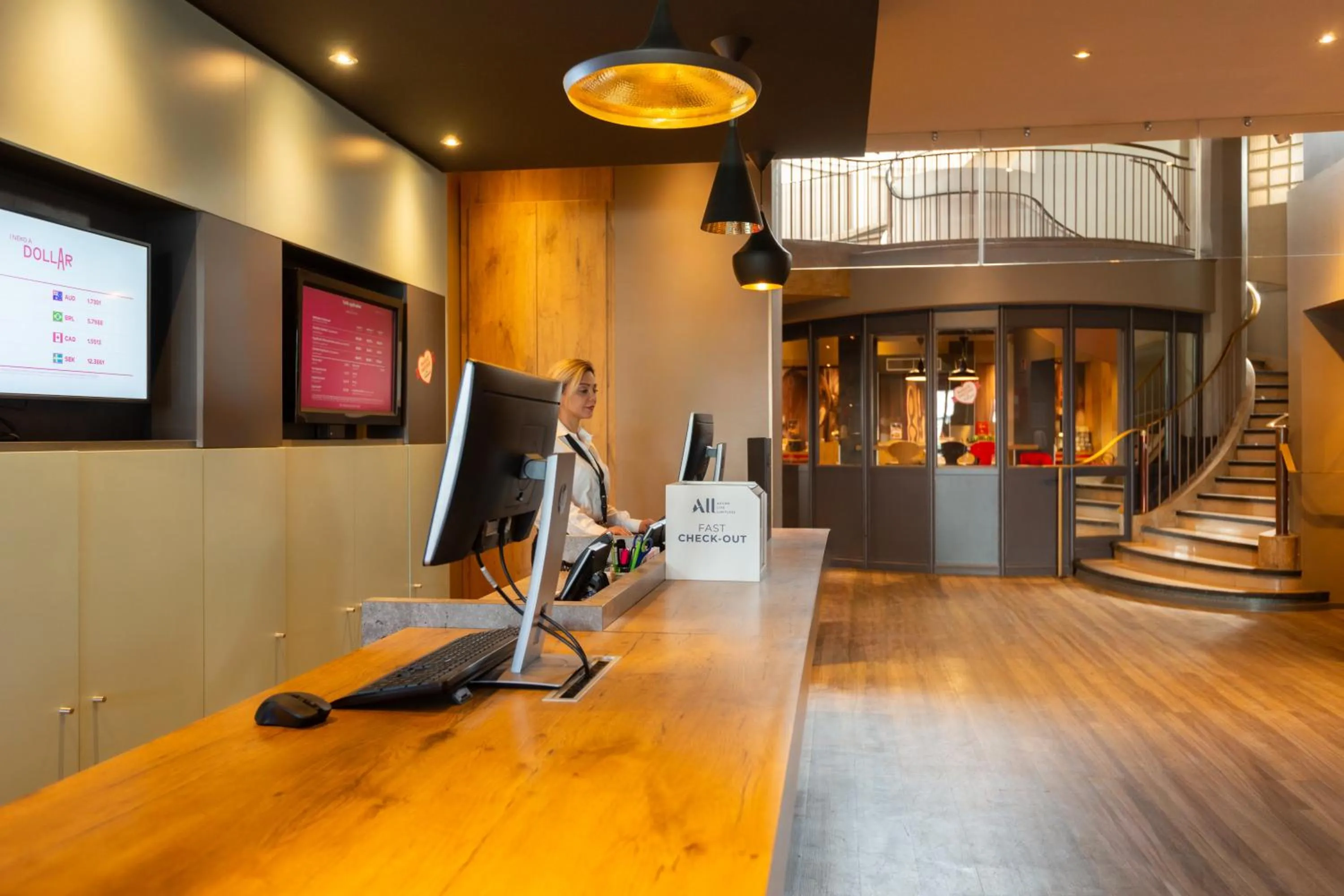 Lobby or reception in ibis Strasbourg Centre Gare