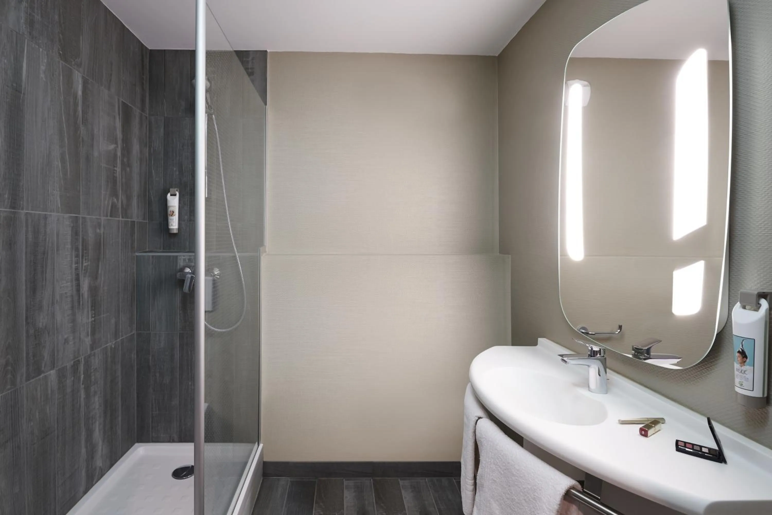 Bathroom in ibis Strasbourg Centre Gare