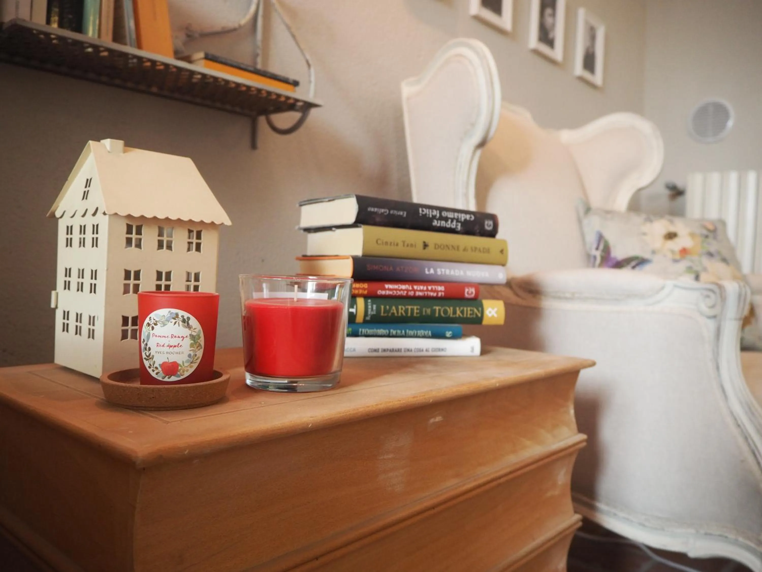 Library in B&B Antique Maison