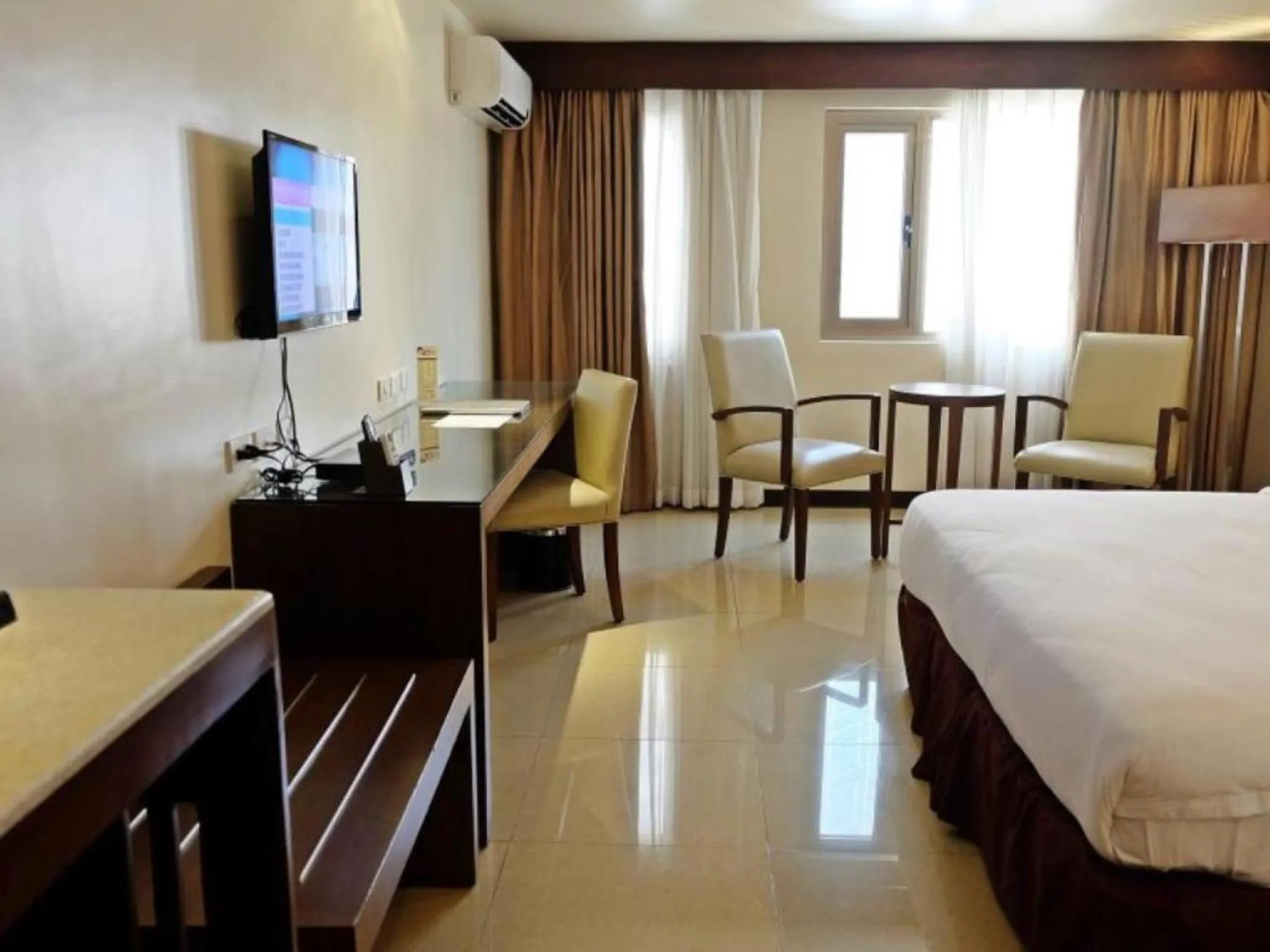 Photo of the whole room, Bed in Mandarin Plaza Hotel