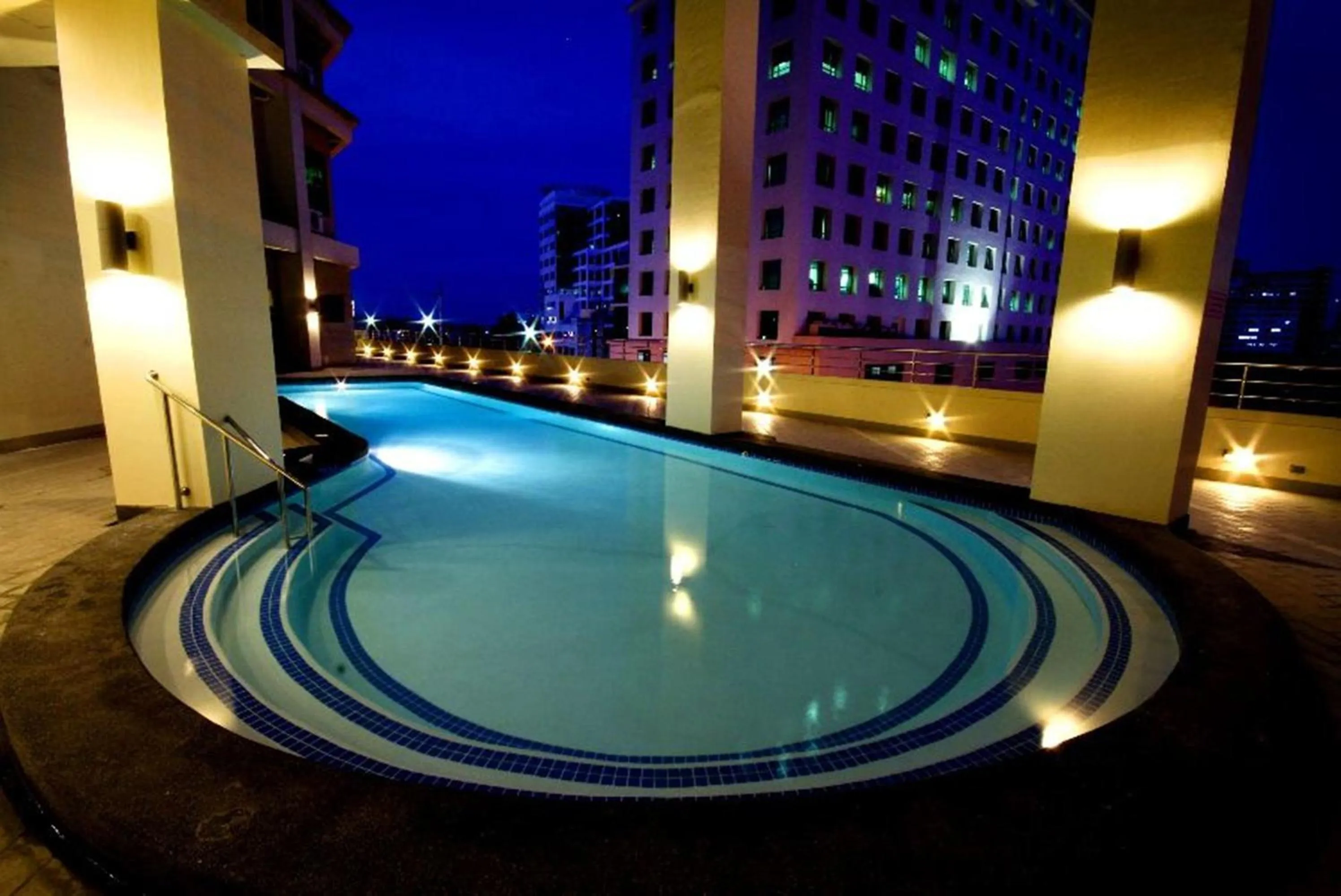Swimming pool in Mandarin Plaza Hotel