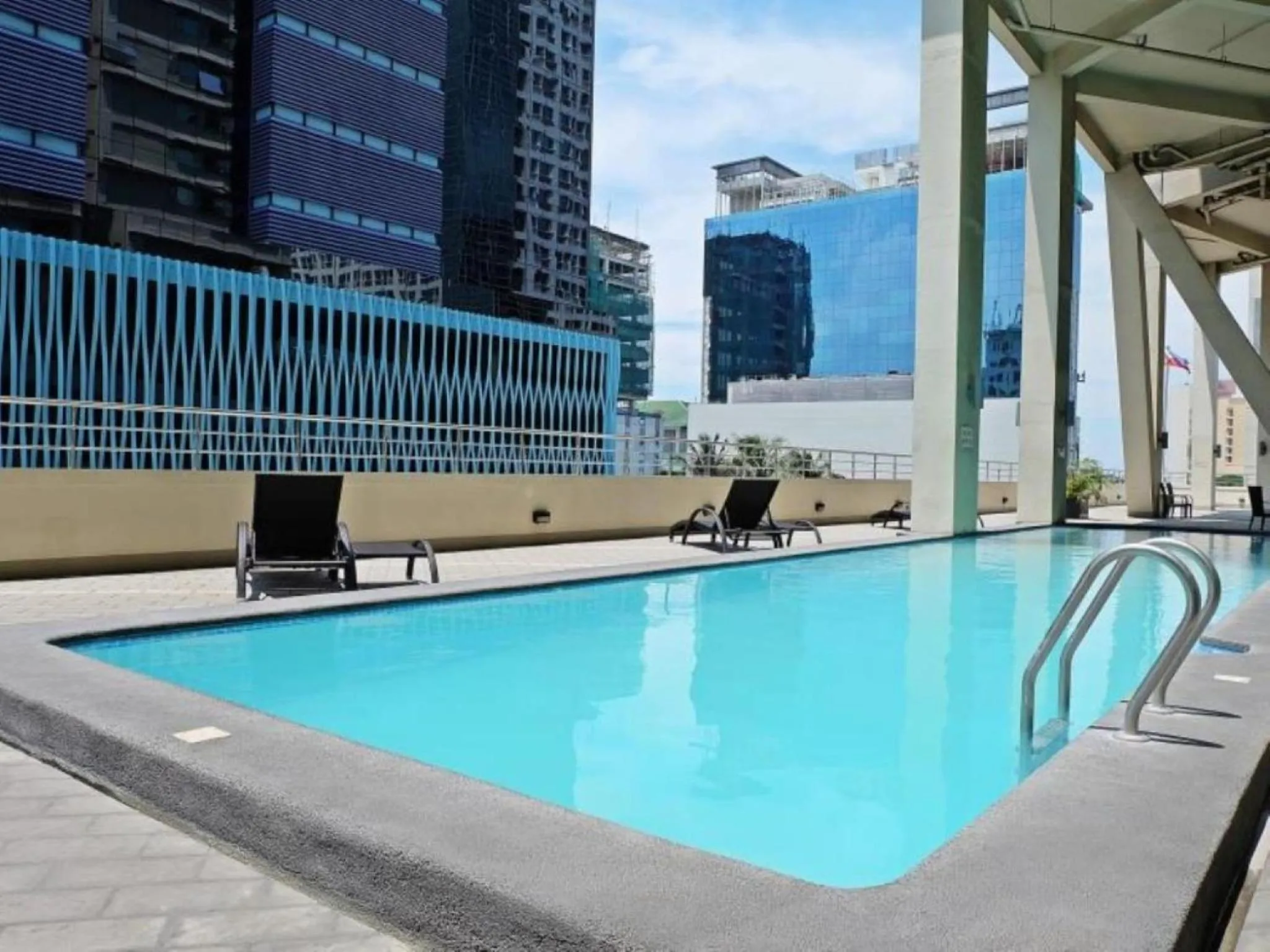 Swimming pool in Mandarin Plaza Hotel