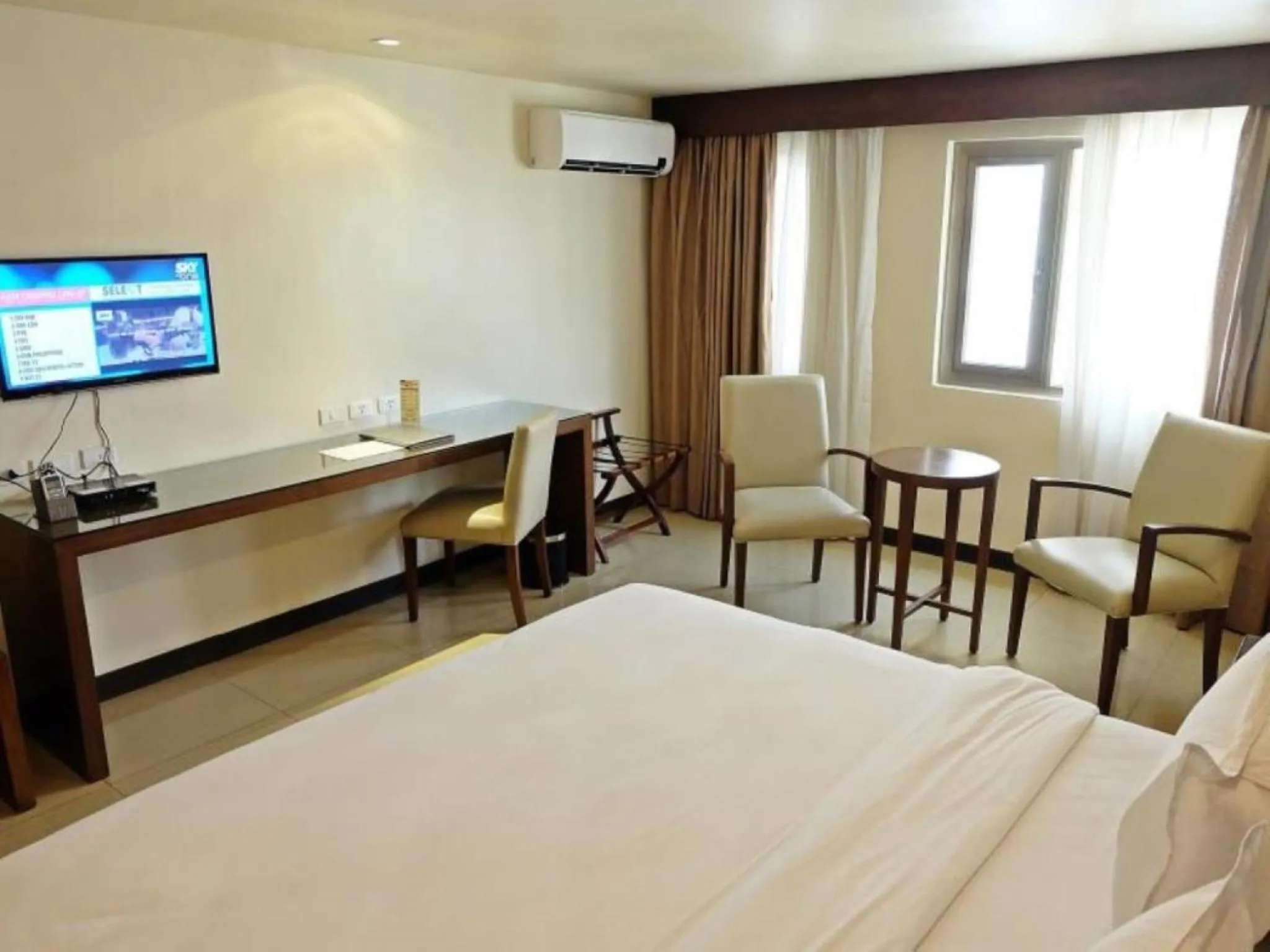 Photo of the whole room, Bed in Mandarin Plaza Hotel