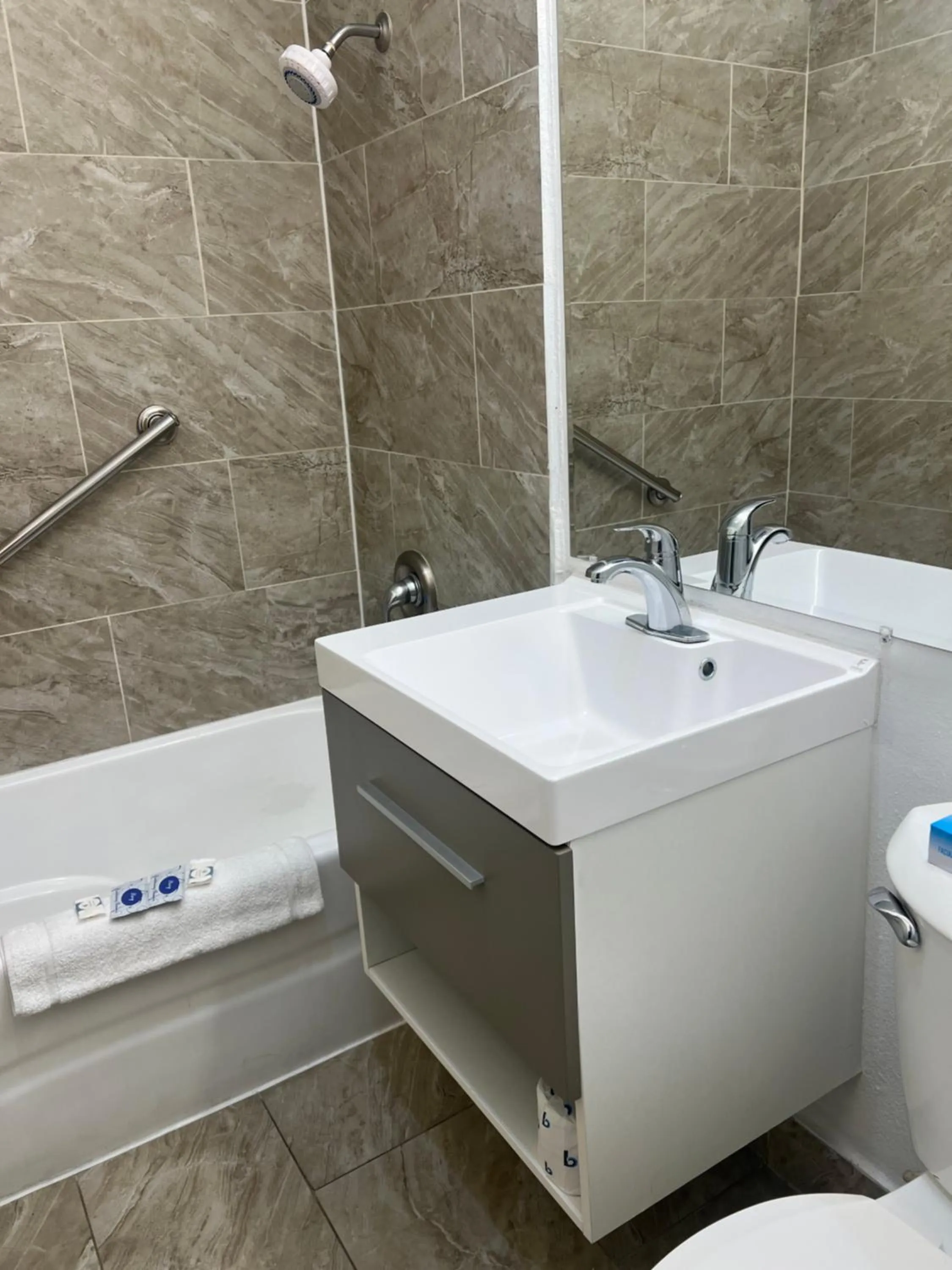 Shower in University Inn Chico