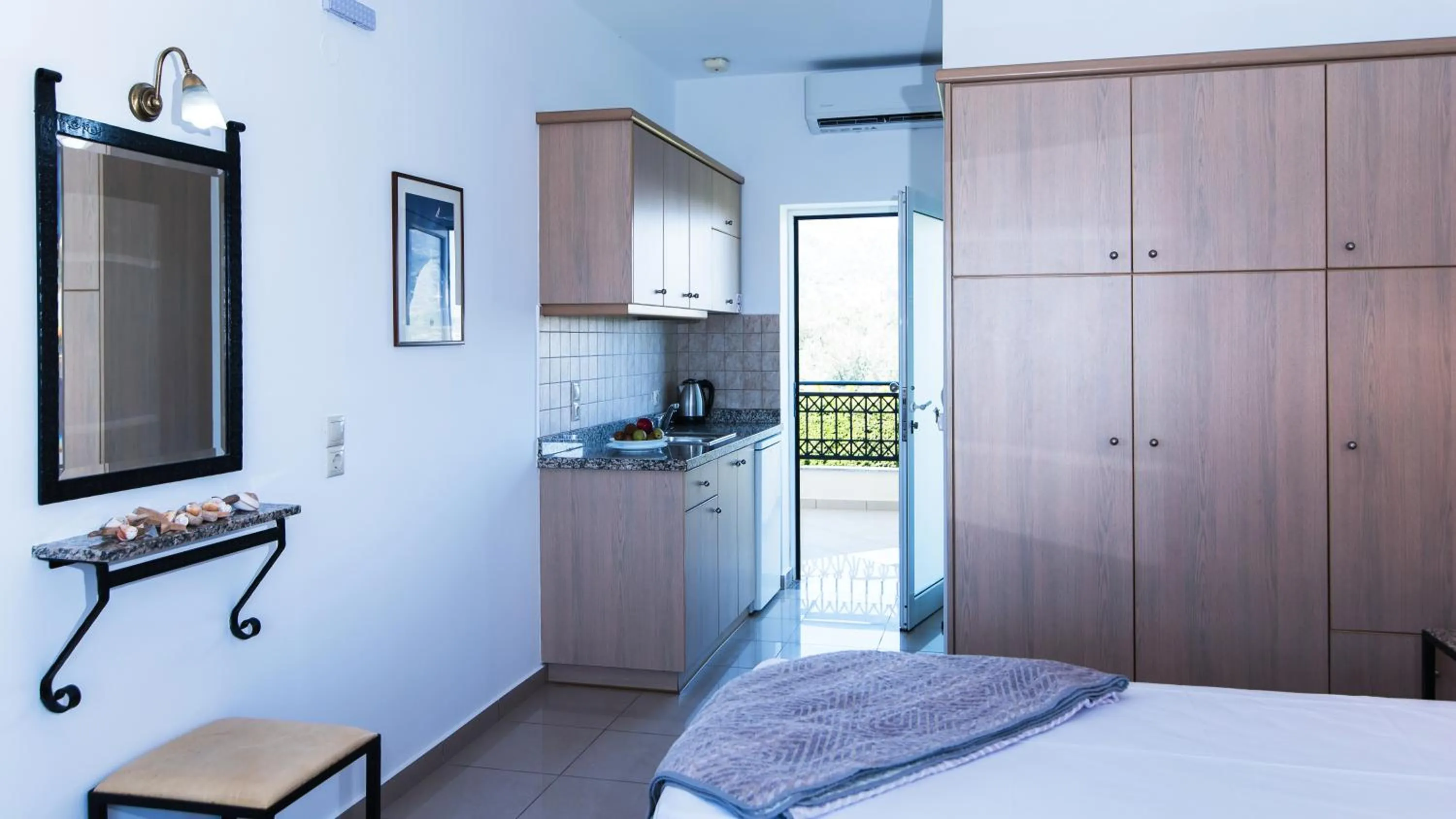 Kitchen or kitchenette, Bed in Real Palace