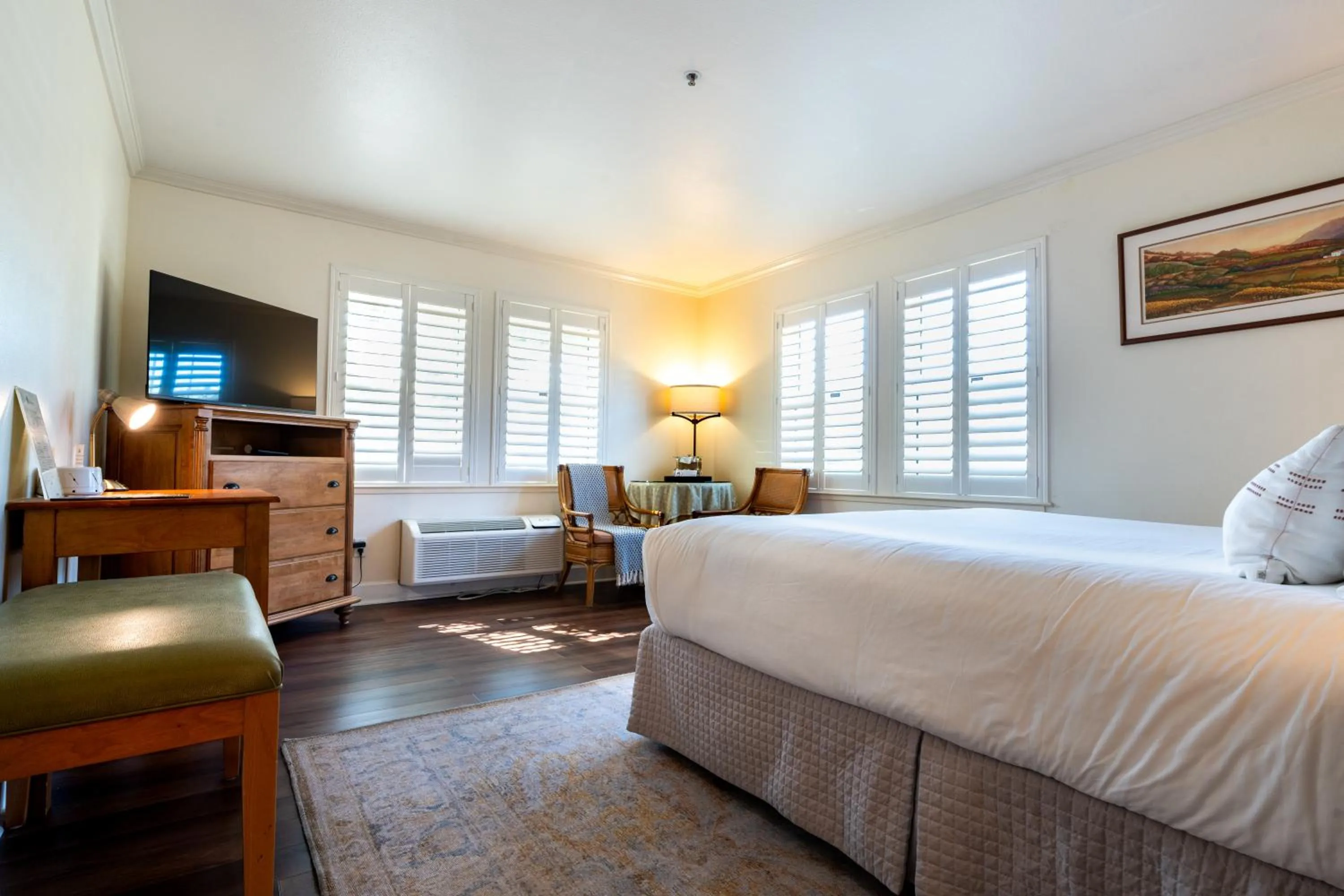 Photo of the whole room, Bed in Elm House Inn