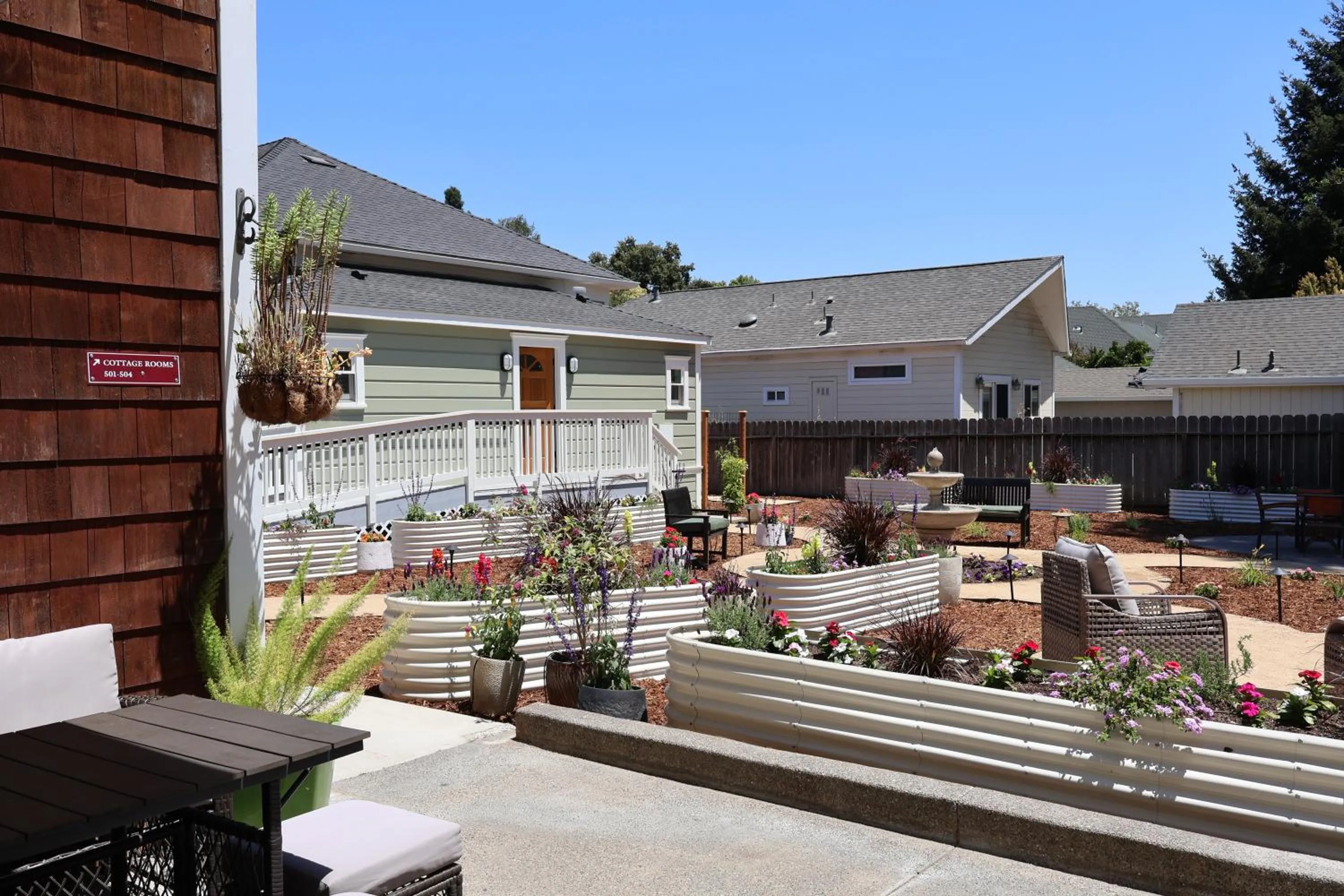 Inner courtyard view in Elm House Inn