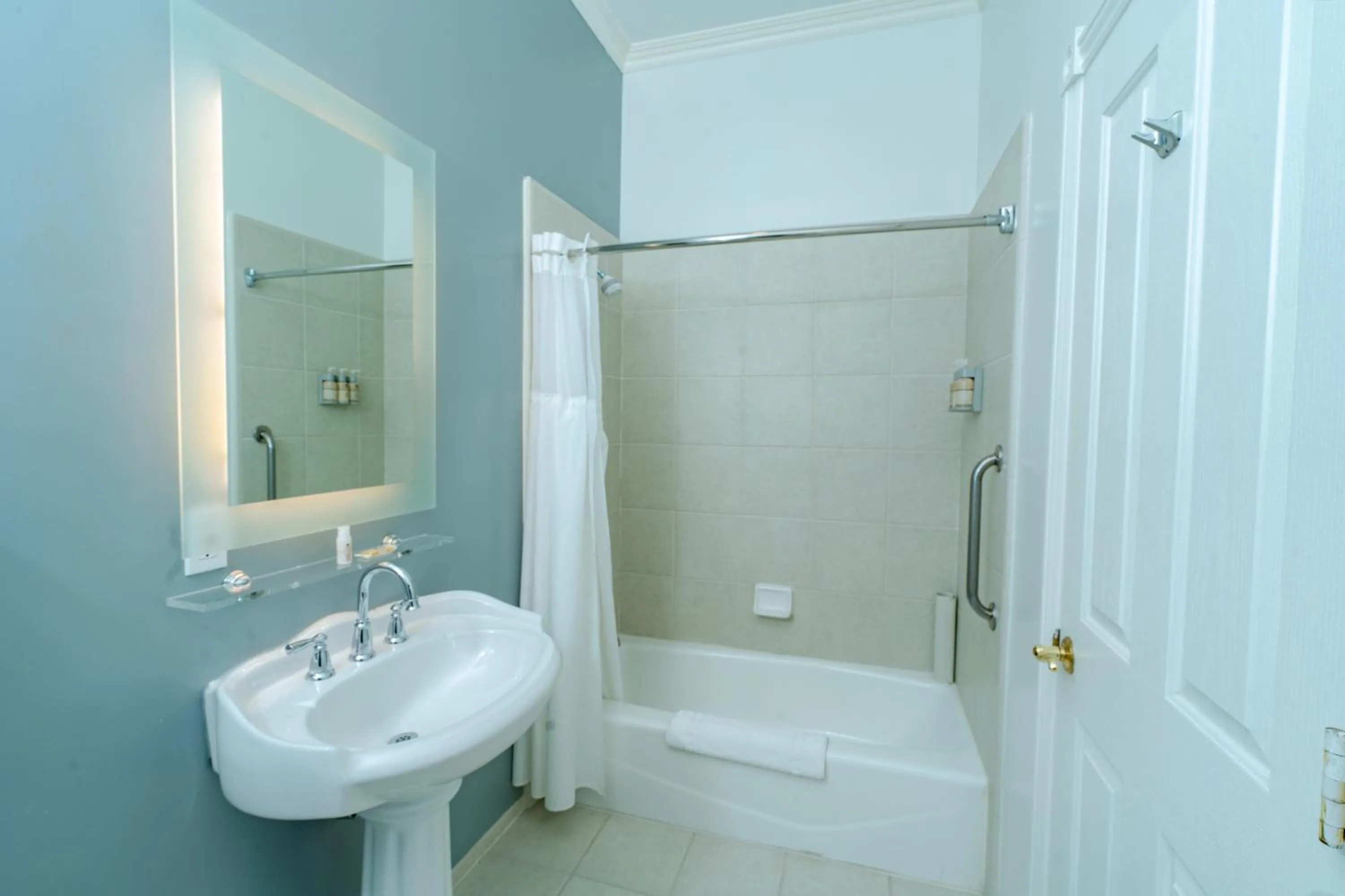 Bathroom in Elm House Inn