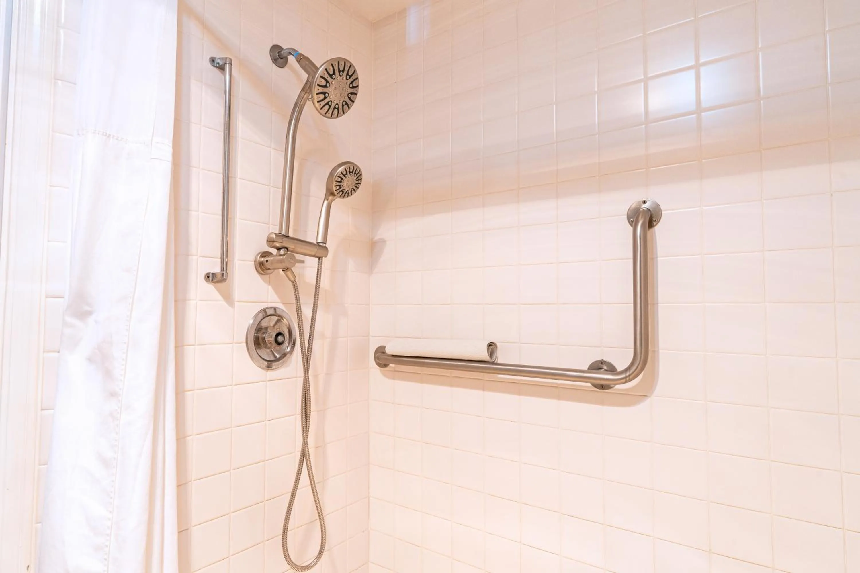 Shower in Elm House Inn