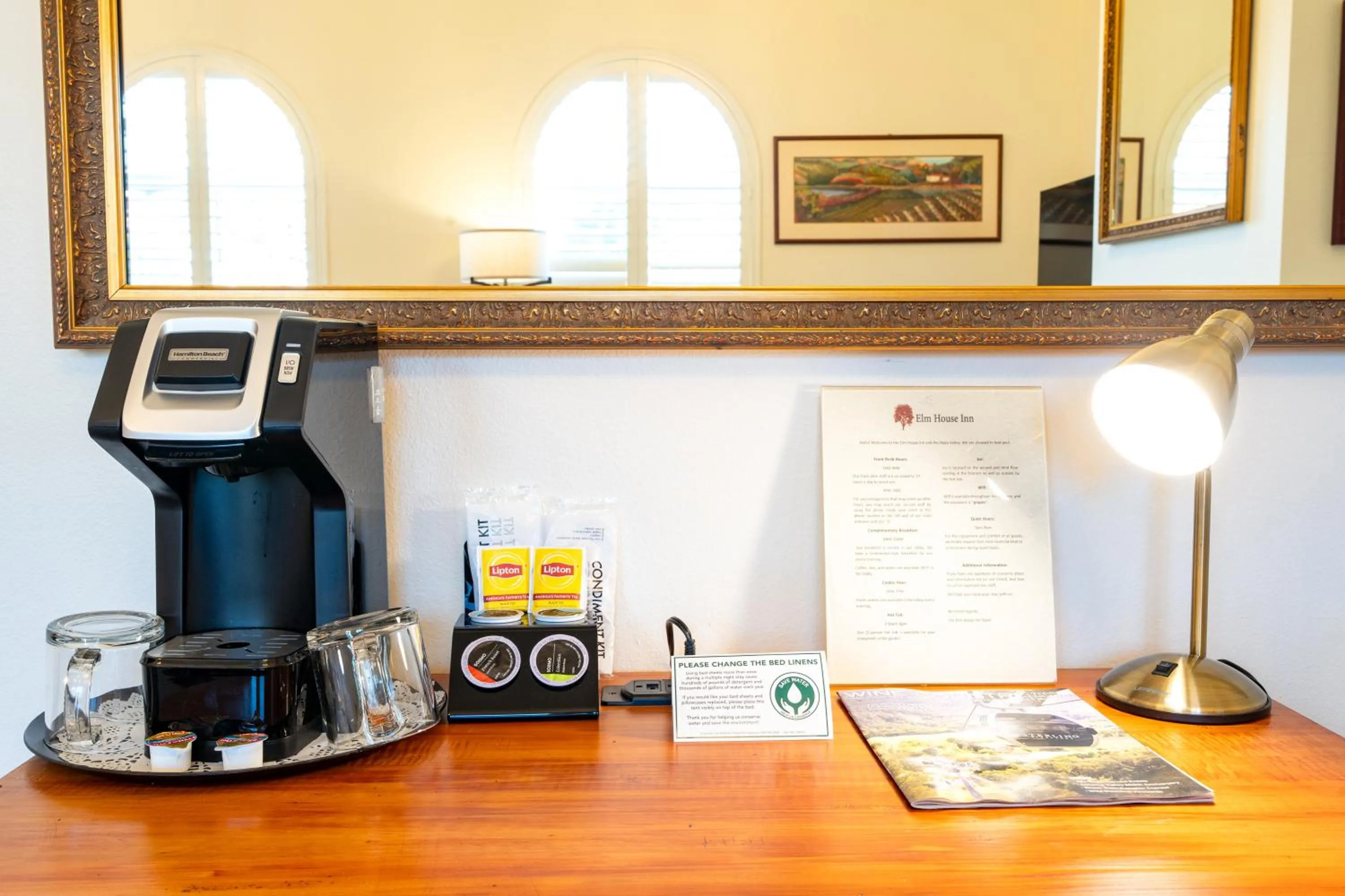 Coffee/tea facilities in Elm House Inn