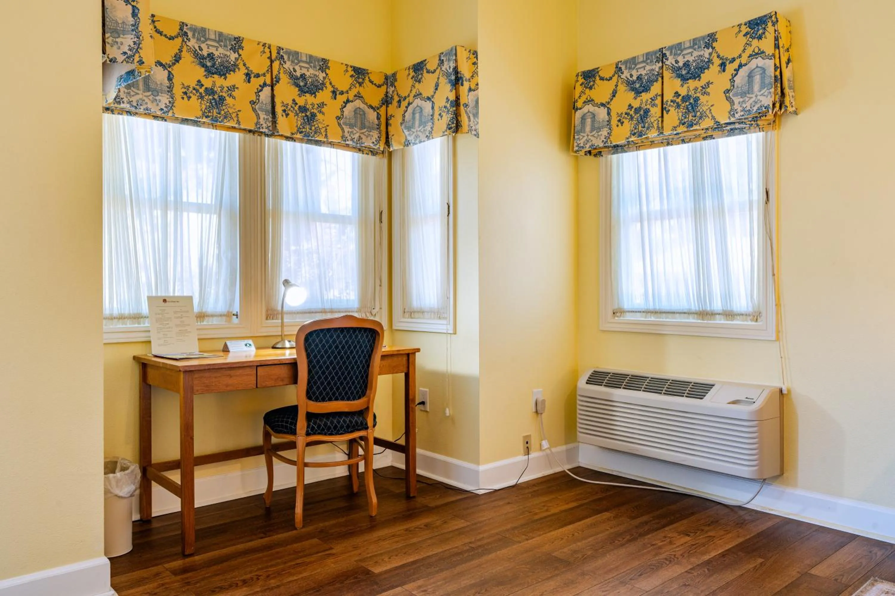 Seating area, Bed in Elm House Inn