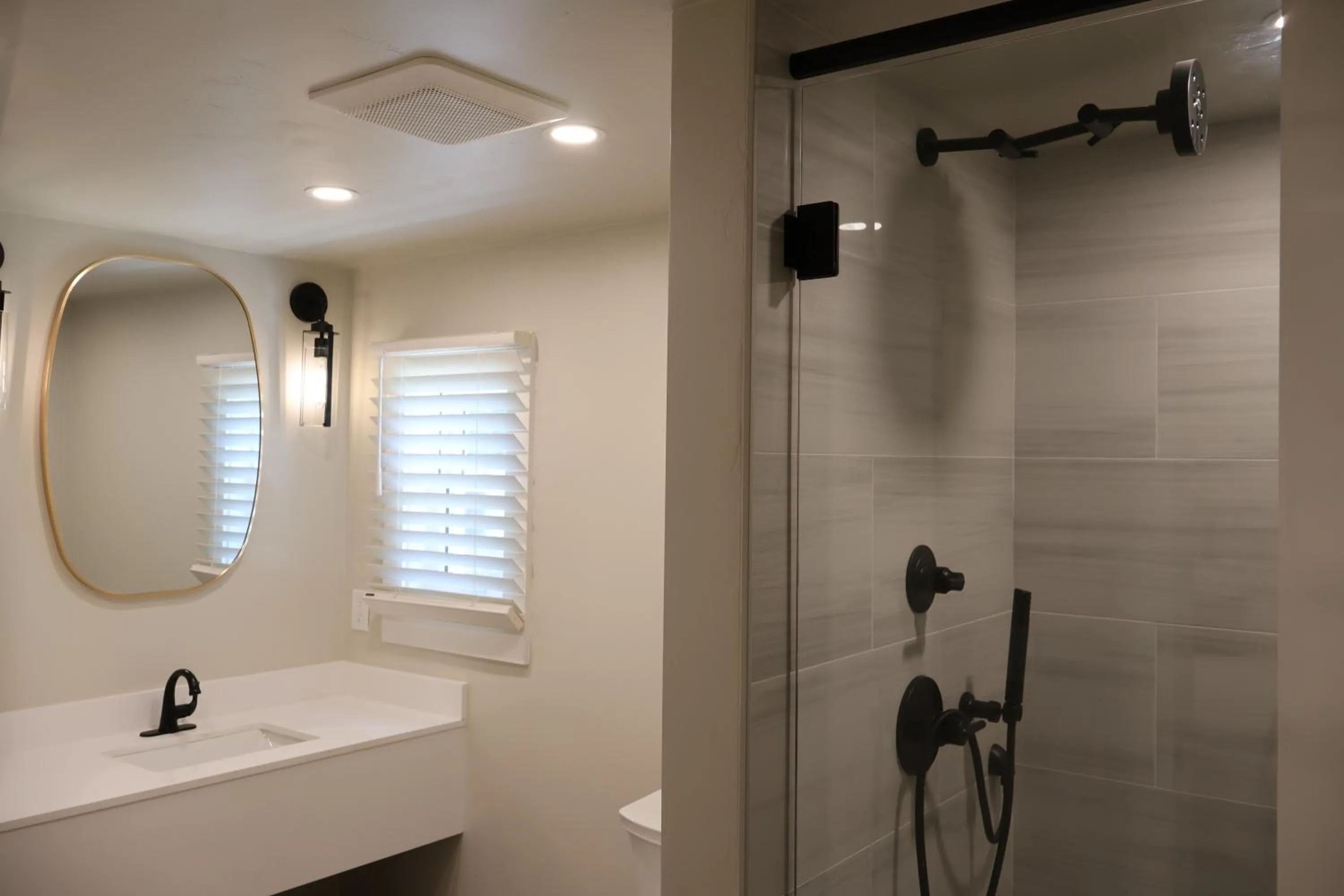 Shower in Elm House Inn