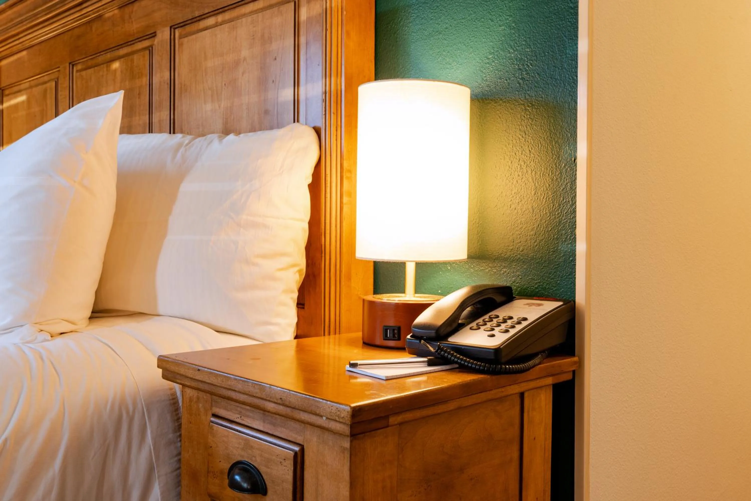 Bedroom, Bed in Elm House Inn
