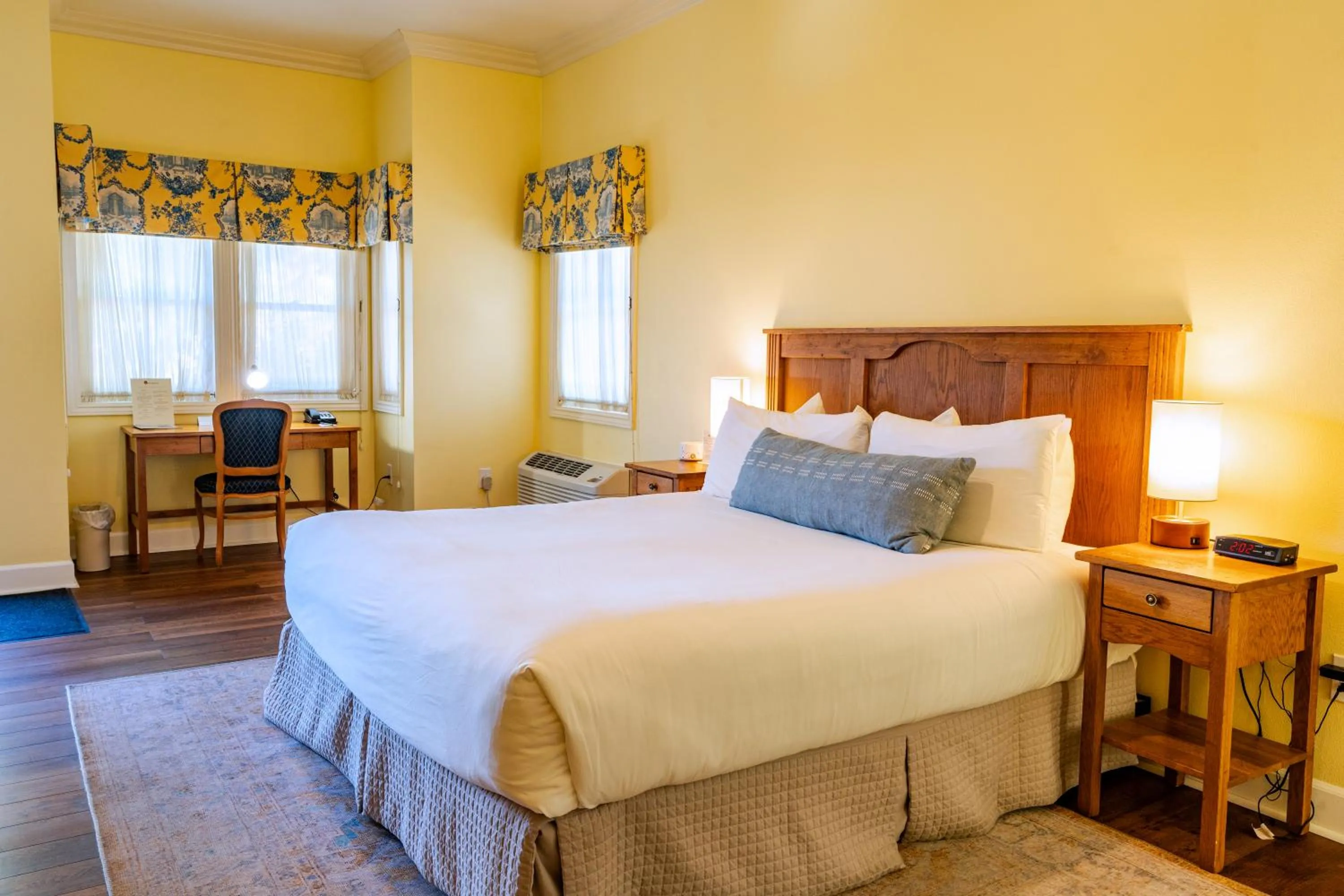 Bedroom, Bed in Elm House Inn