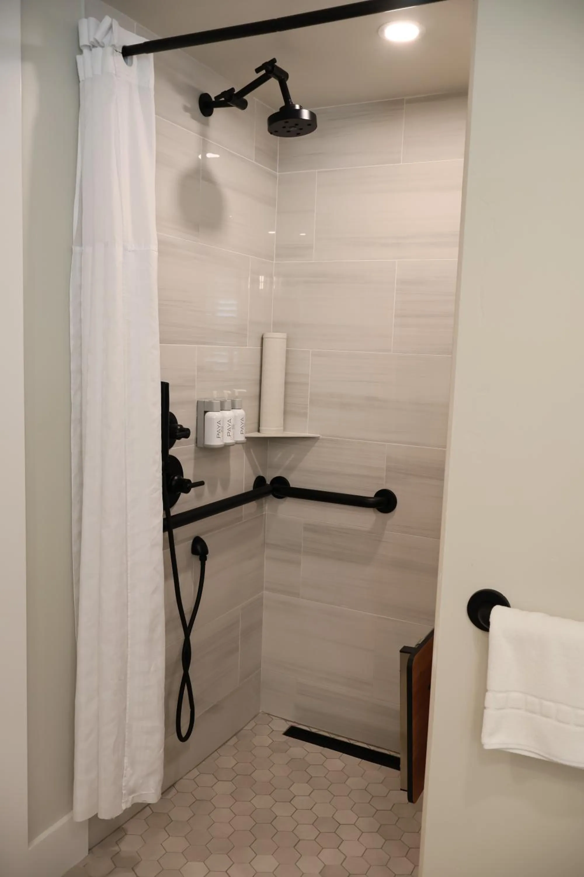 Shower in Elm House Inn