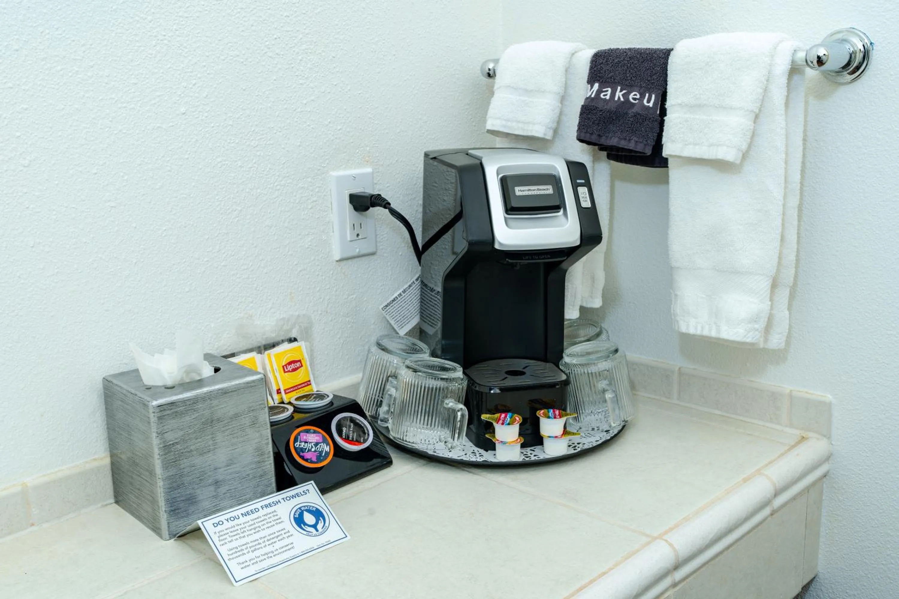 Coffee/tea facilities in Elm House Inn