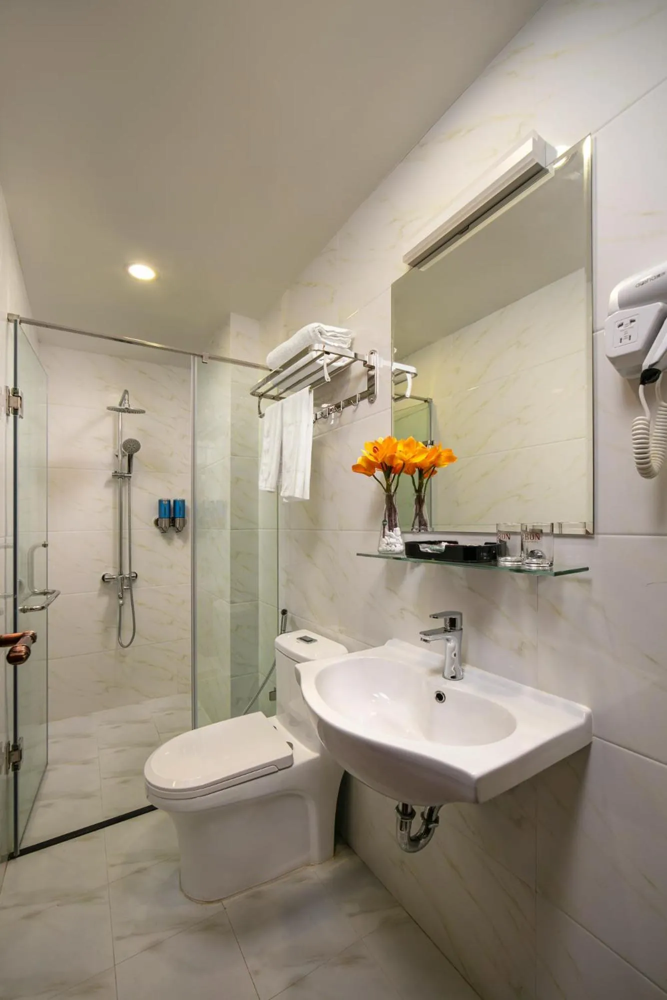 Toilet in C'Bon Hotel Do Quang